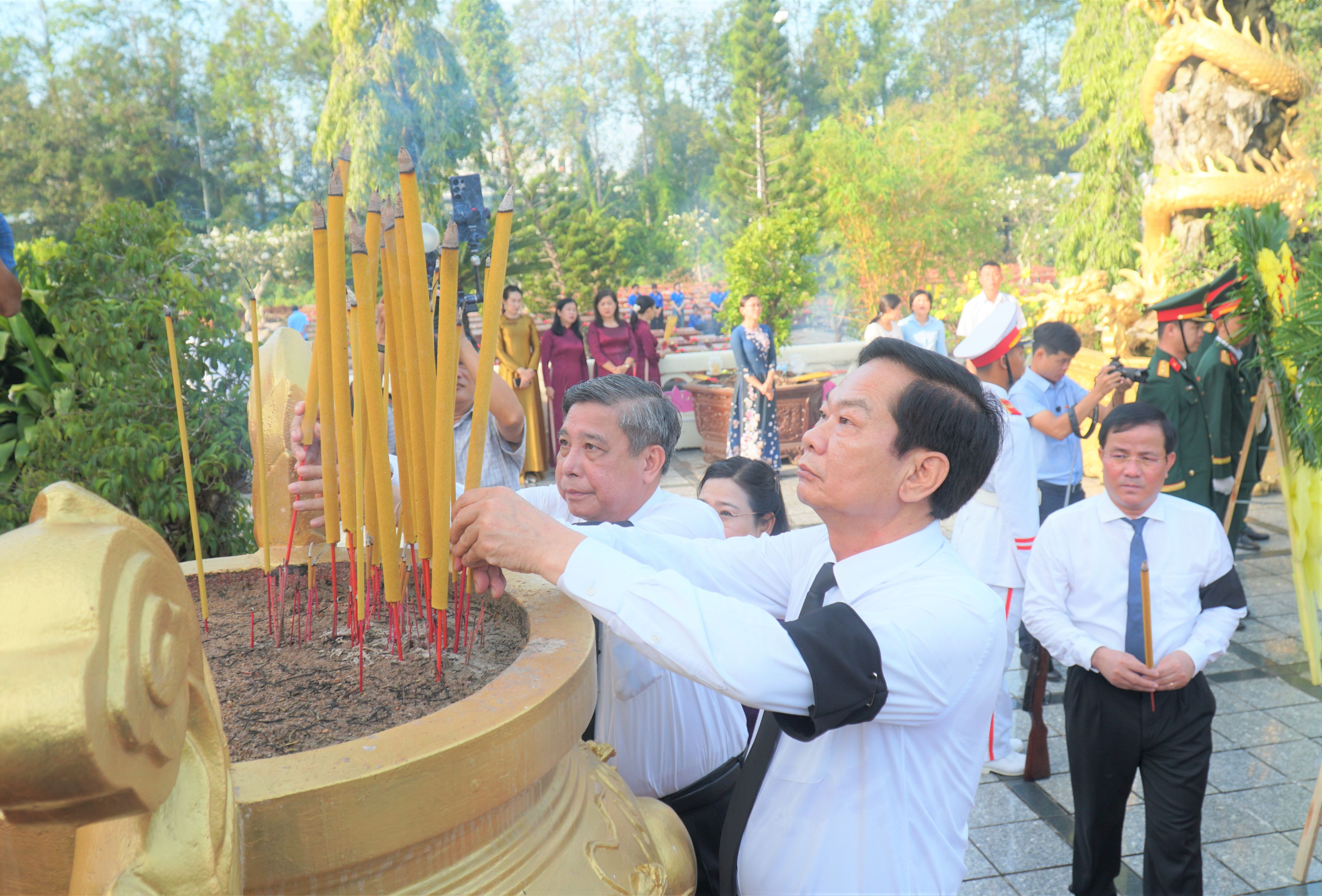 TP Cần Thơ tổ chức Lễ viếng, truy điệu và an táng 120 hài cốt liệt sĩ
