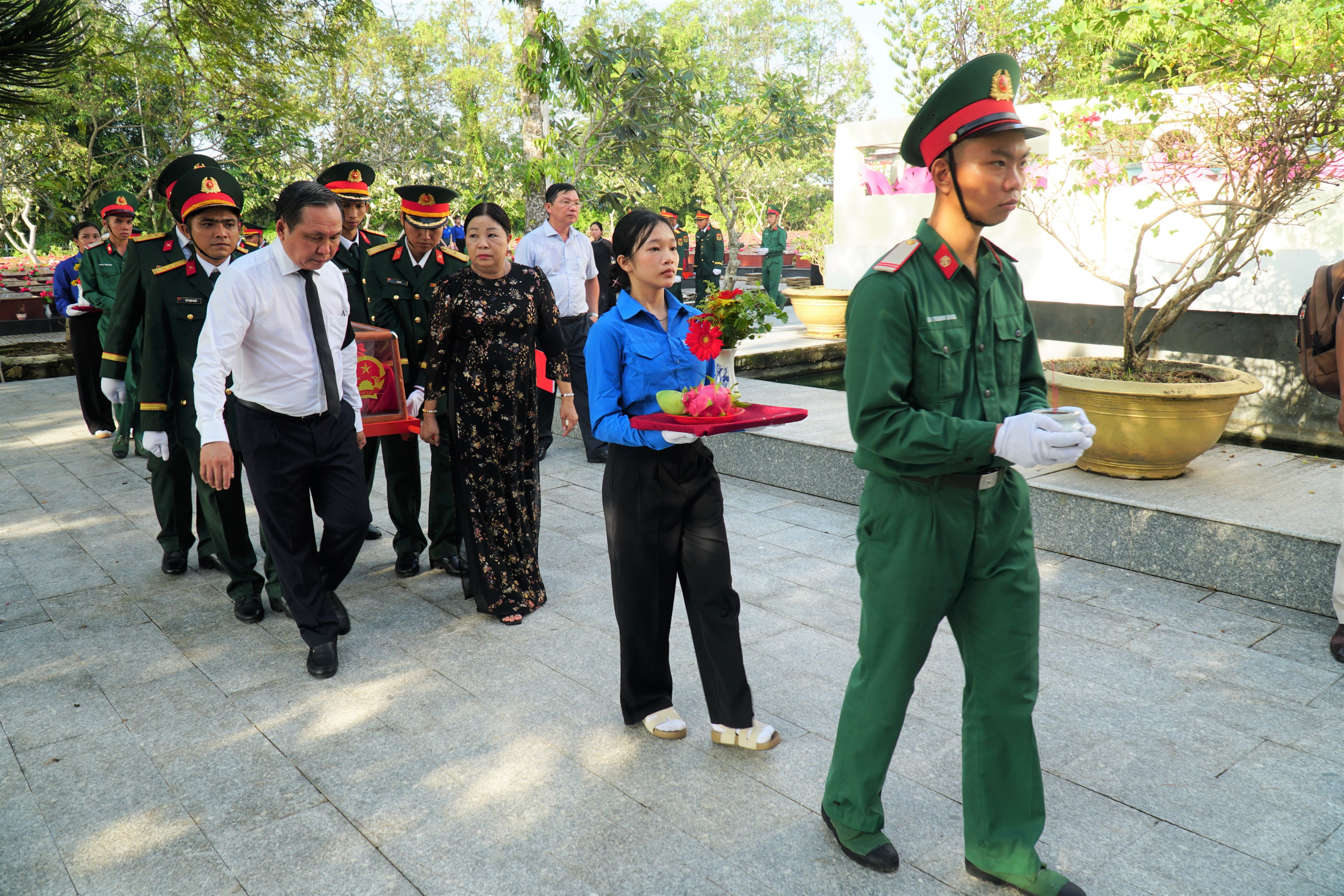 TP Cần Thơ tổ chức Lễ viếng, truy điệu và an táng 120 hài cốt liệt sĩ