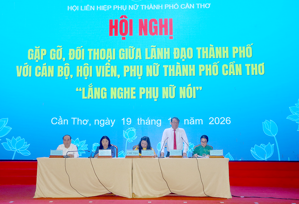 Chủ tạo đối thoại phát biểu.