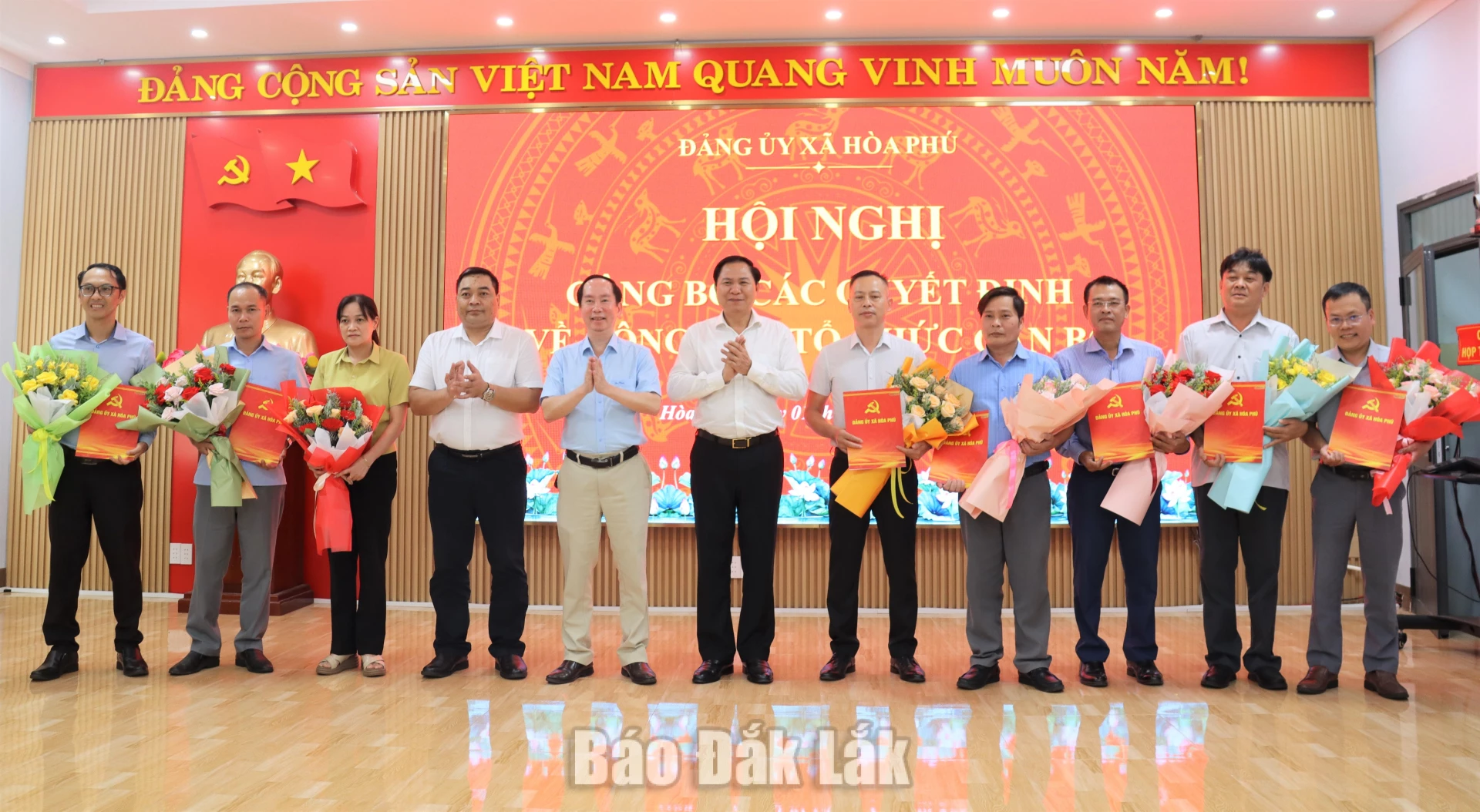 Trao quyết định thành lập chi bộ.