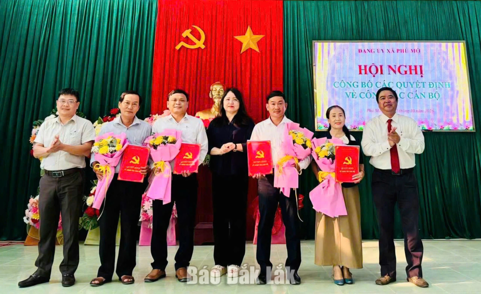 Đồng đồng chí Đào Phạm Hoàng Quyên, Tỉnh ủy viên, Giám đốc Báo và Phát thanh - Truyền hình tỉnh và các đồng chí Thường trực Đảng ủy xã Phú Mỡ trao quyết định cho các bí thư chi bộ.