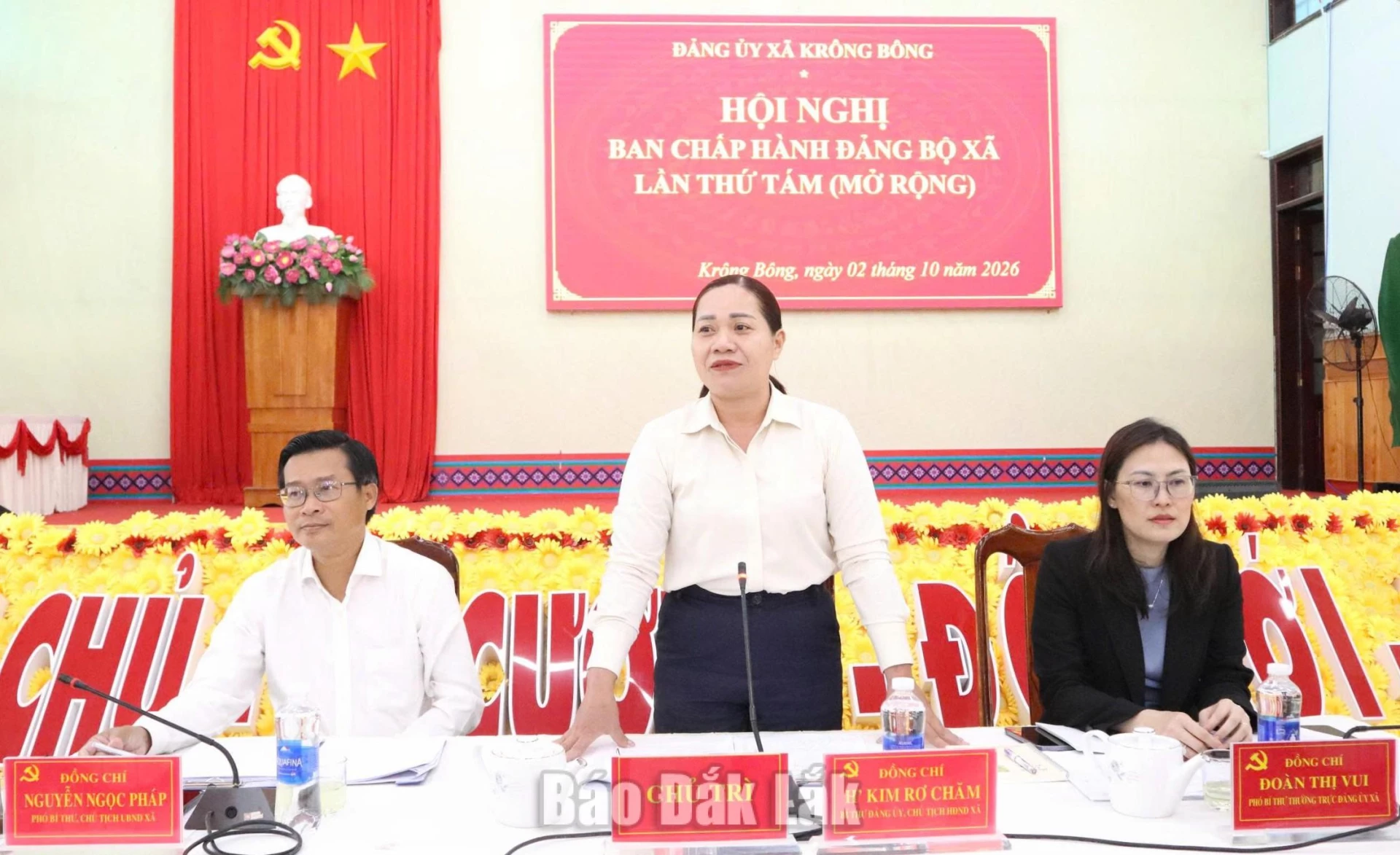 Các đồng chí lãnh đạo xã chủ trì hội nghị.