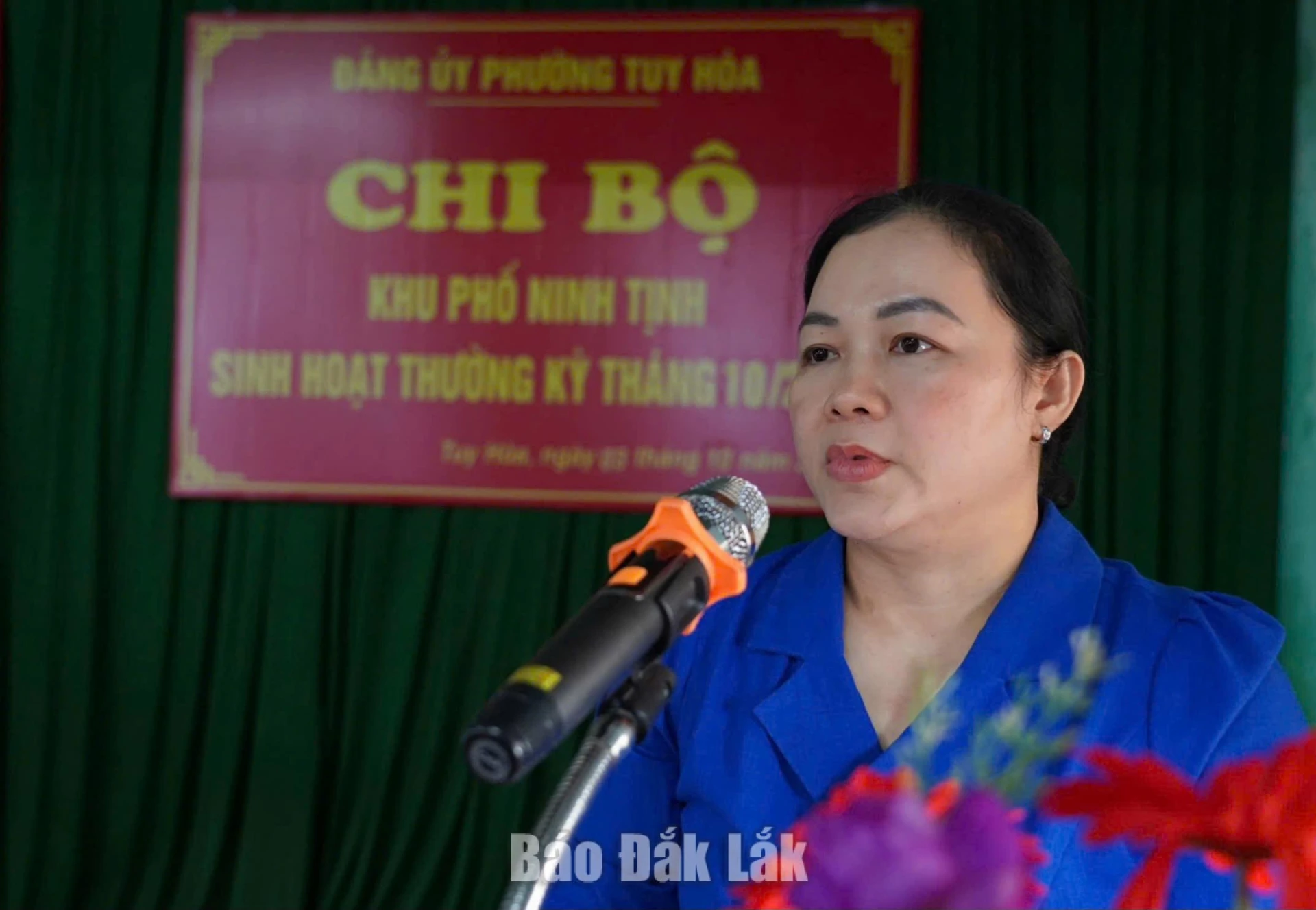 đồng chí Đào Bảo Minh, Ủy viên Ban Thường vụ Tỉnh ủy, Bí thư Đảng ủy, Chủ tịch HĐND phường Tuy Hòa trả lời những ý kiến góp ý của đảng viên.