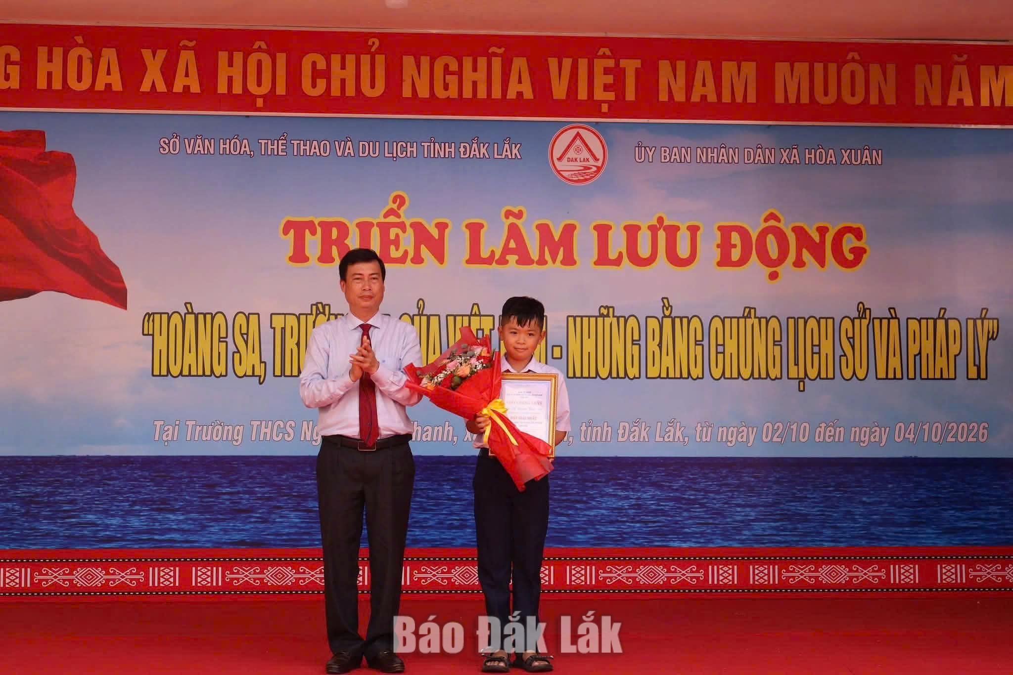 Ông Trần Hồng Tiến, Giám đốc Sở VH-TT và DL trao giải nhất cho thí sinh