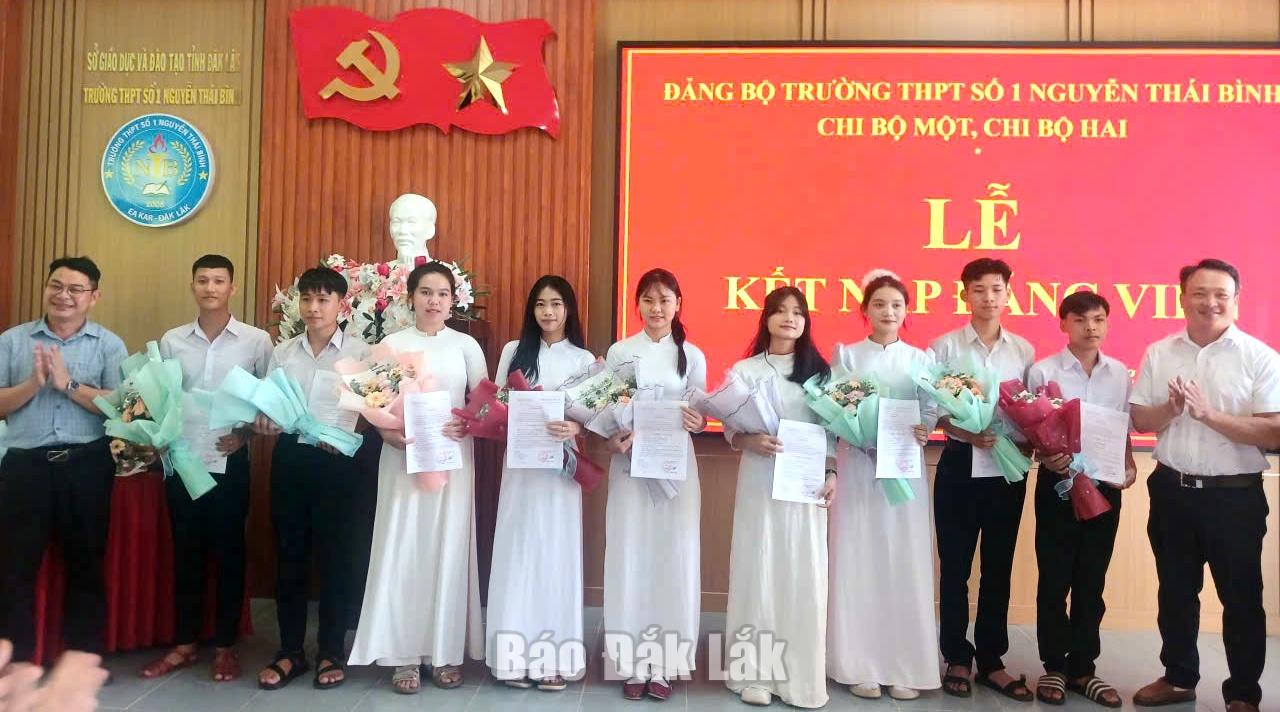Kết nạp đảng viên là học sinh tại Đảng bộ Trường THPT Số 1 Nguyễn Thái Bình (Đảng bộ xã Ea Kar).