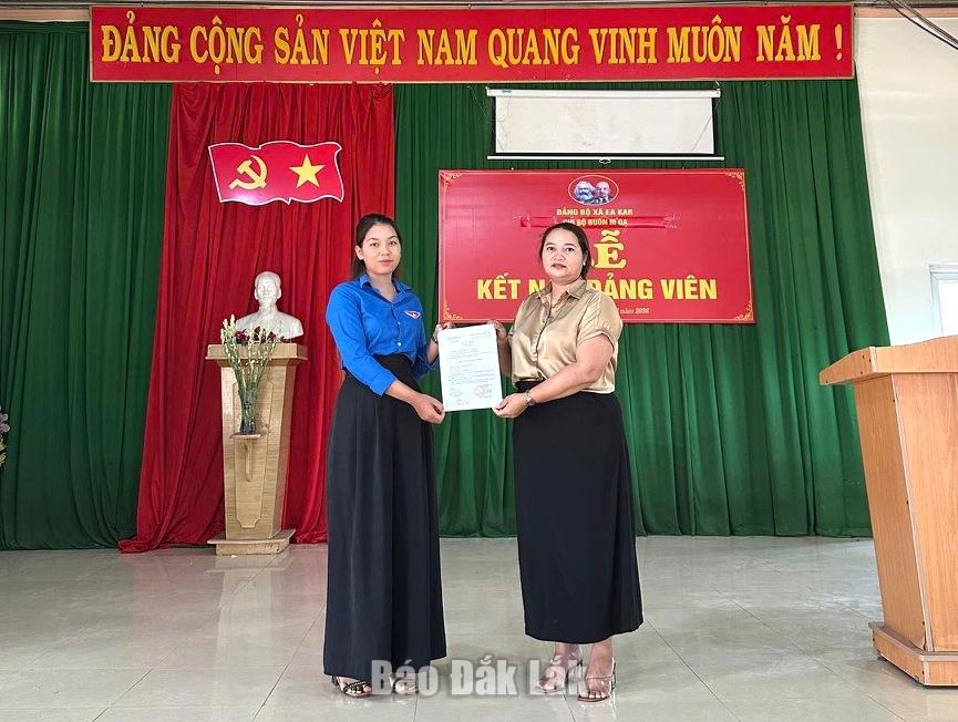 Cấp ủy Chi bộ buôn MAr trao quyết định kết nạp Đảng cho đảng viên H Ruen Niê (bìa trái ảnh).