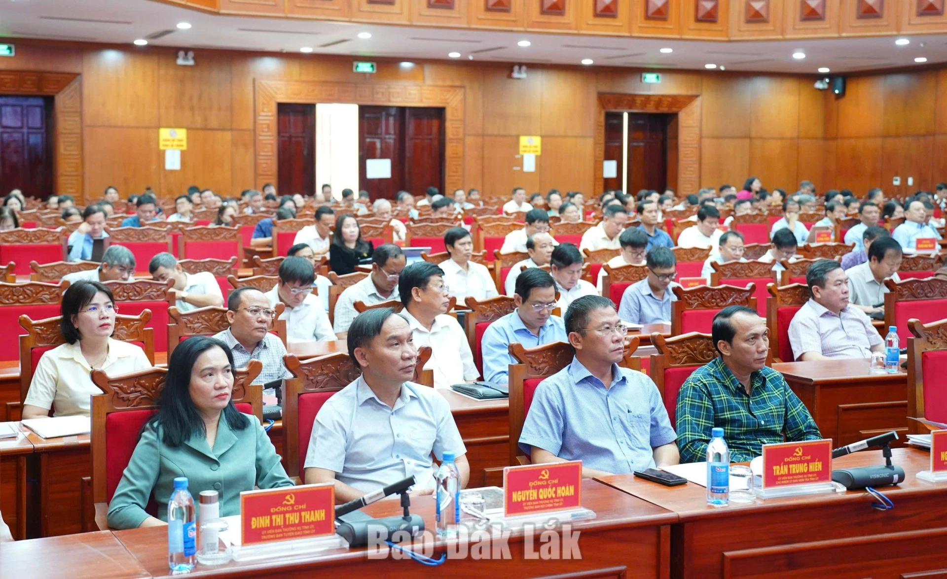 Các đồng chí Ủy viên Ban Thường vụ Tỉnh ủy và các đại biểu dự hội nghị.