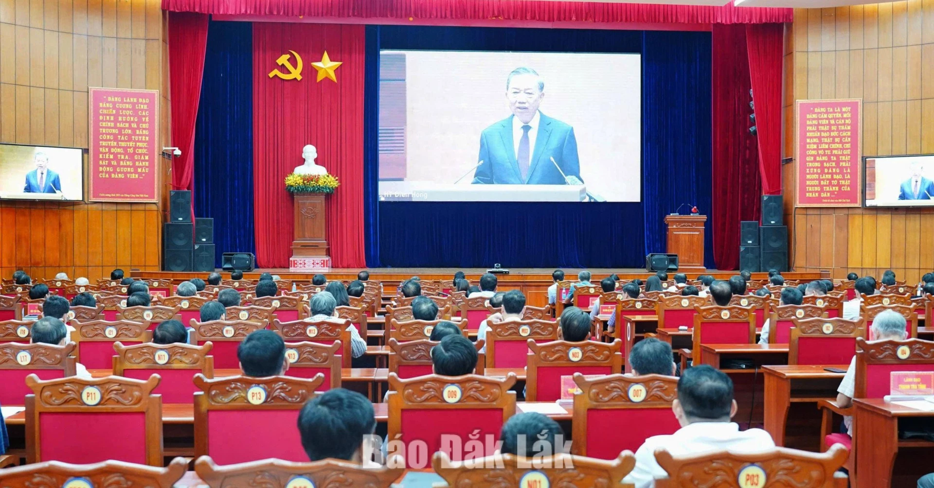 Các đại biểu tại điểm cầu Tỉnh ủy Đắk Lắk theo dõi Tổng Bí thư, Chủ tịch nước Tô Lâm phát biểu chỉ đạo tại hội nghị.