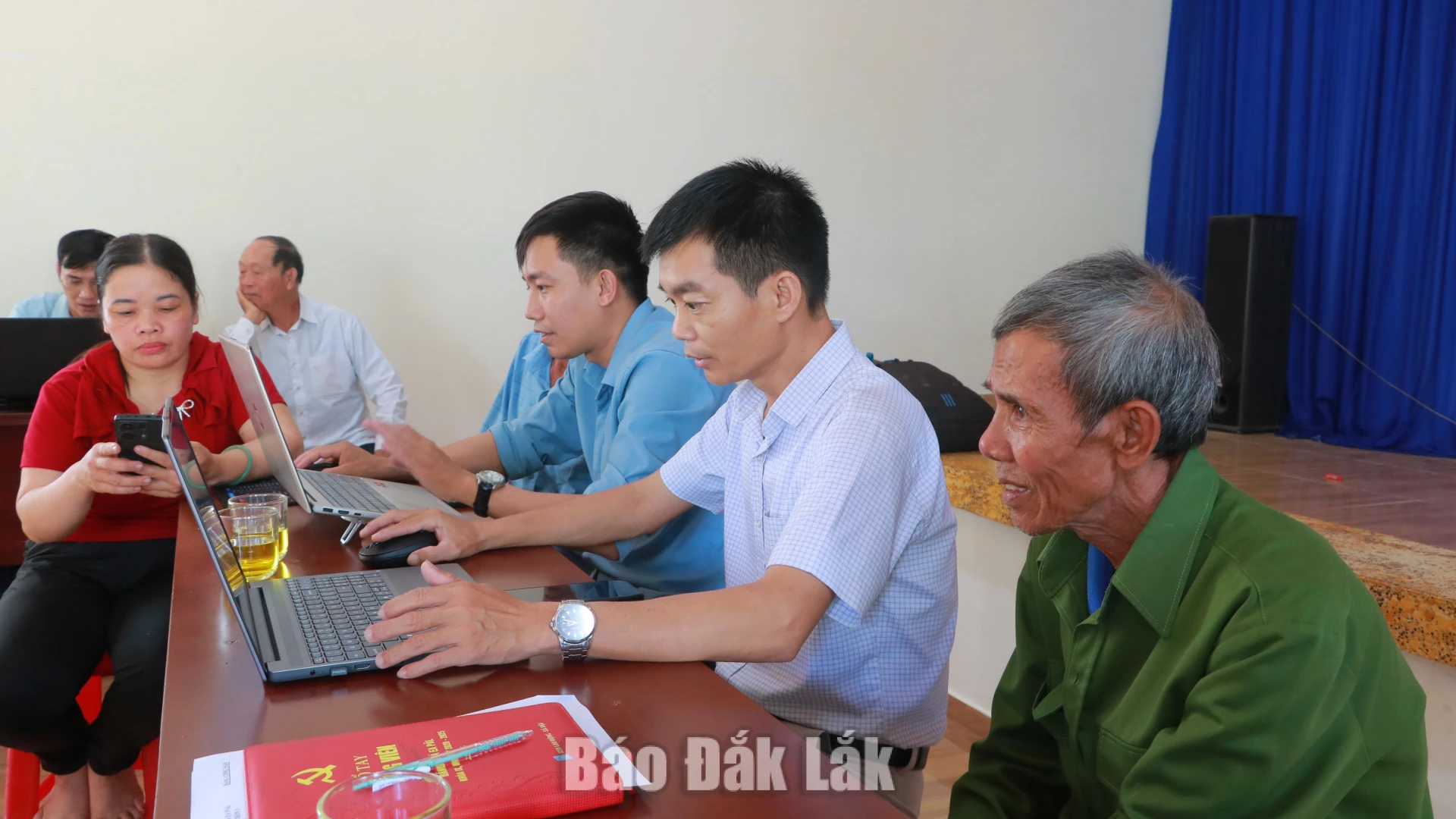 Bí thư chi bộ thôn 3, xã Ea Păl trực tiếp cập nhật dữ liệu cho đảng viên cao tuổi.