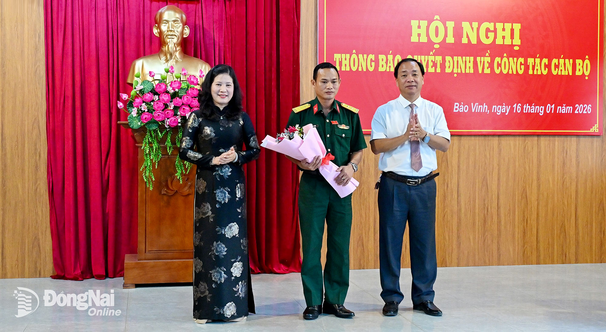 L&atilde;nh đạo phường Bảo Vinh tặng hoa ch&uacute;c mừng t&acirc;n Chỉ huy trưởng Ban Chỉ huy Qu&acirc;n sự phường L&acirc;m H&ugrave;ng Cường. Ảnh: Hương Lan