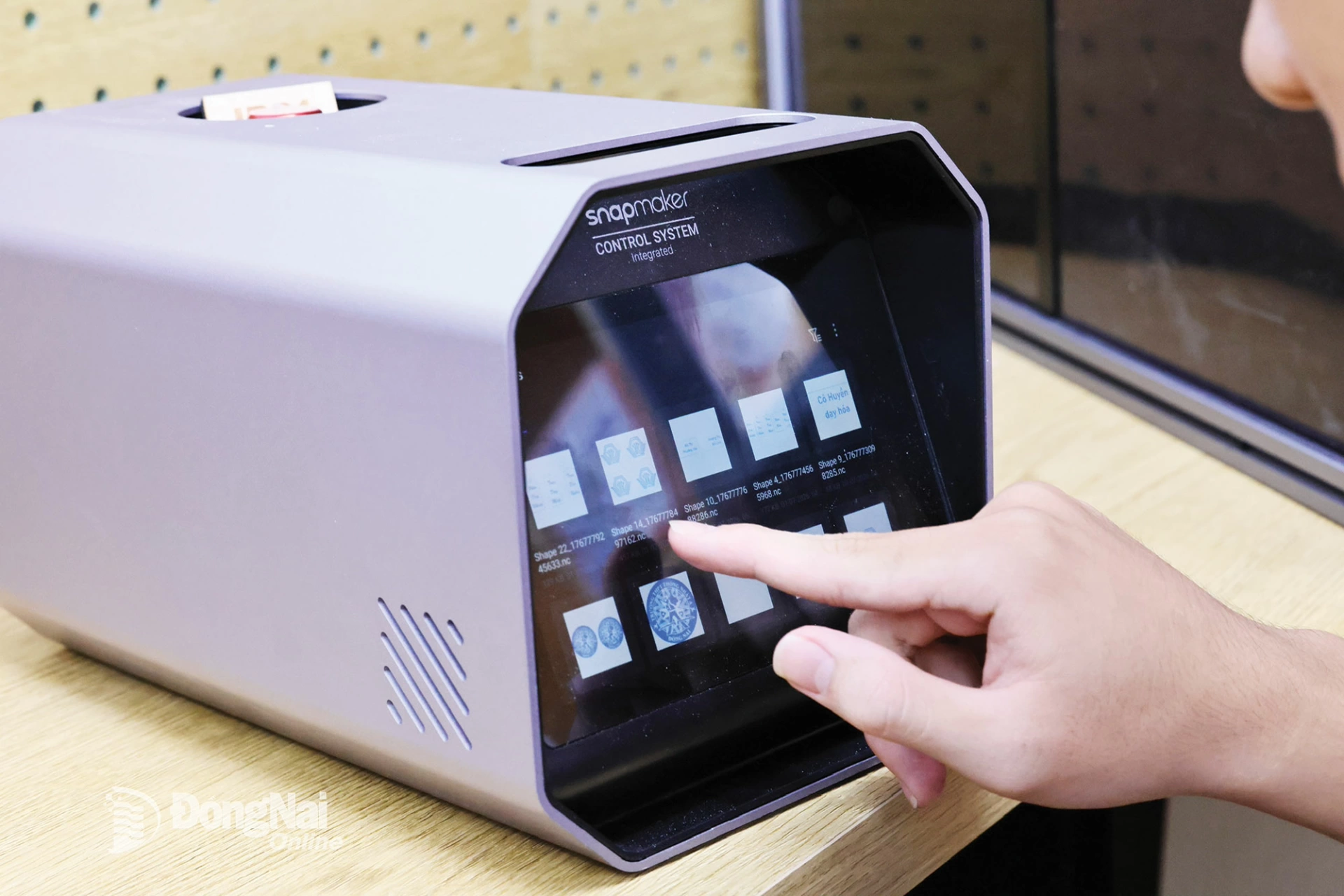 Học sinh vận h&agrave;nh thiết bị&nbsp;kết nối với m&aacute;y CNC.