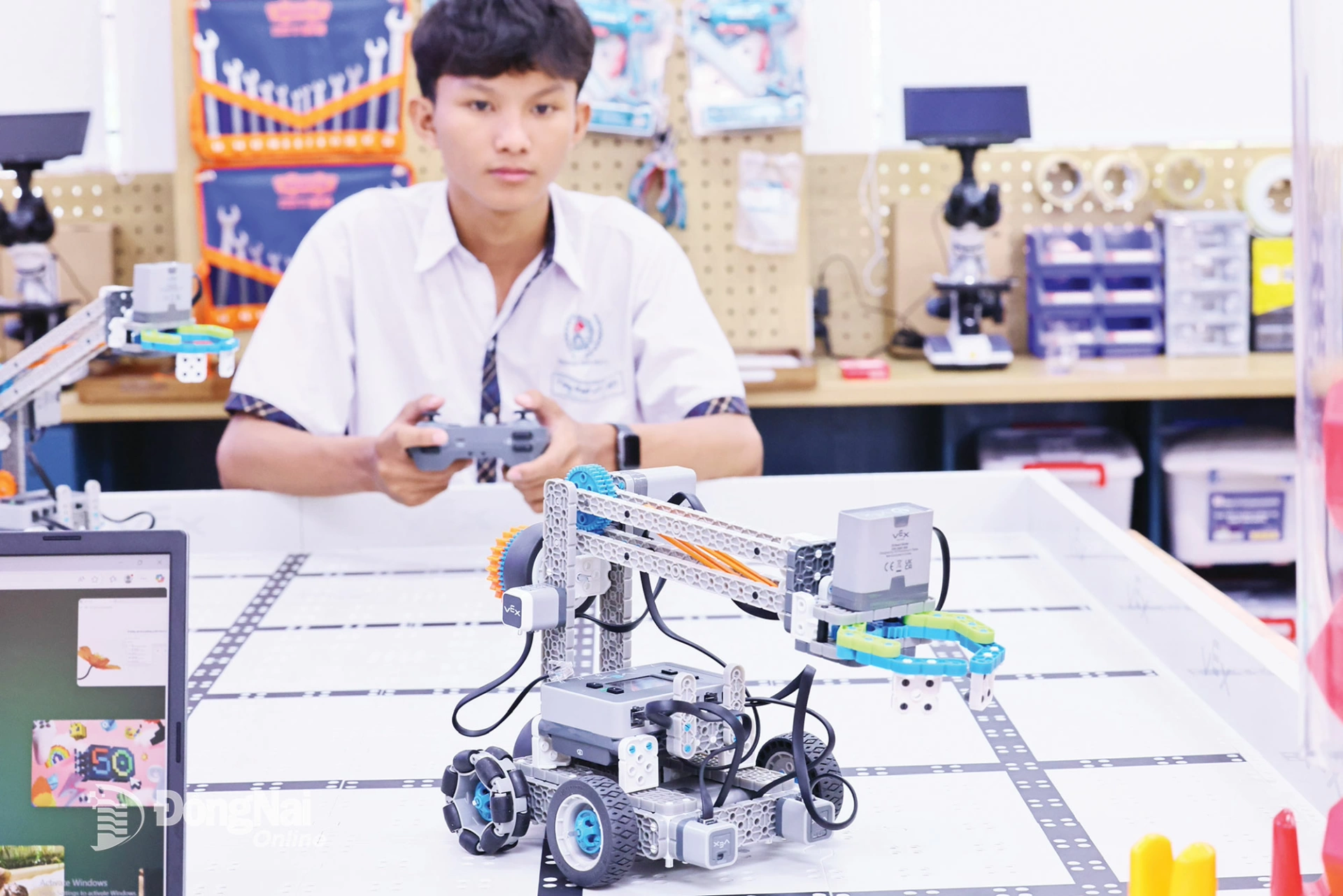 C&aacute;c m&ocirc; h&igrave;nh robot lắp r&aacute;p được học sinh lập tr&igrave;nh t&iacute;ch hợp tr&iacute; tuệ nh&acirc;n tạo (AI).