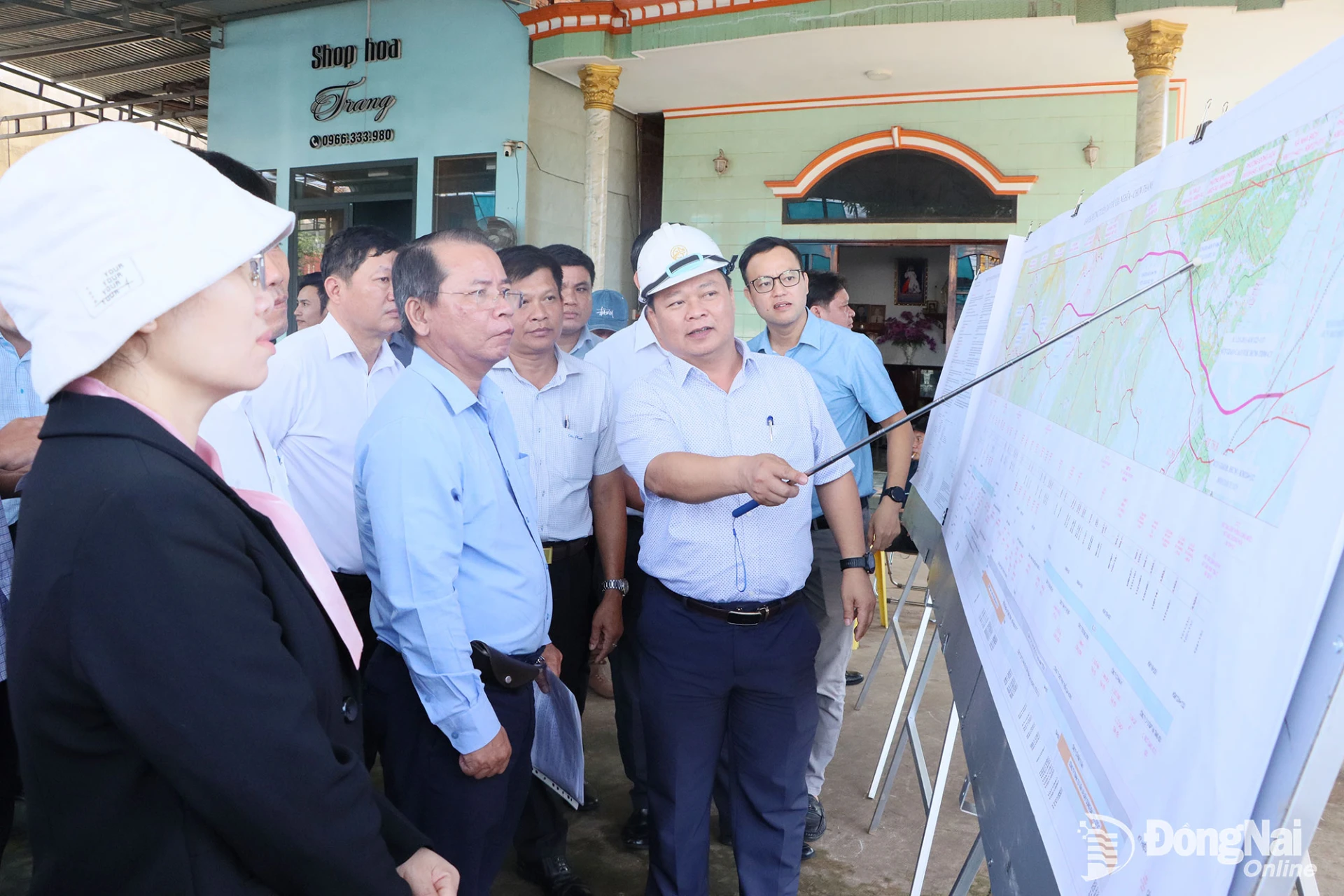 Các thành viên đoàn khảo sát nắm tình hình tiến độ triển khai thực hiện Dự án cao tốc Gia Nghĩa - Chơn Thành đoạn qua phường Bình Phước. Ảnh: XT  