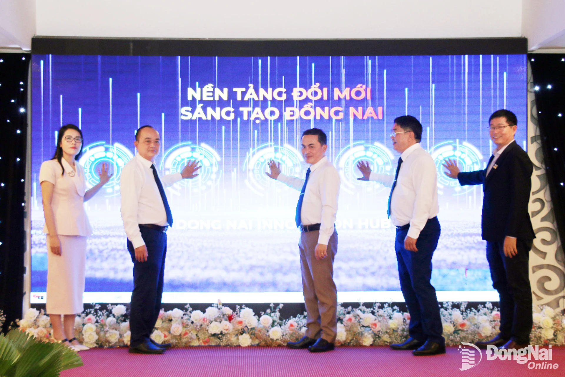 Các đại biểu thực hiện nghi thức bấm nút khai trương và đưa vào vận hành thử nghiệm Nền tảng Đổi mới sáng tạo Đồng Nai (Dong Nai Innovation Hub). Ảnh: Hải Quân