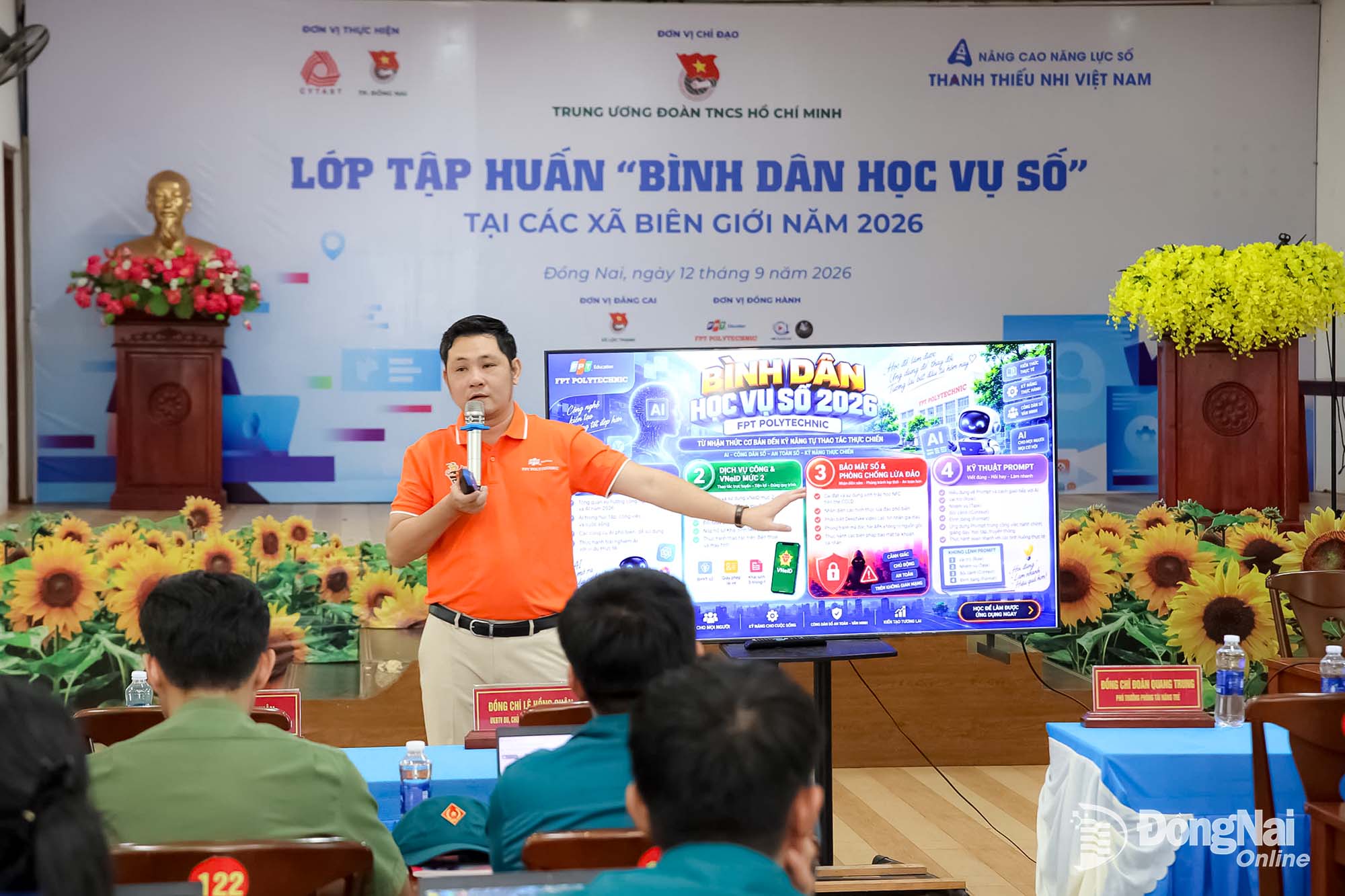 Tham gia học tập Bình dân học vụ số góp phần quan trọng trong chuyển đổi số. Trong ảnh: Lớp tập huấn Bình dân học vụ số được tổ chức tại xã Lộc Thạnh, ngày 12-9-2026.