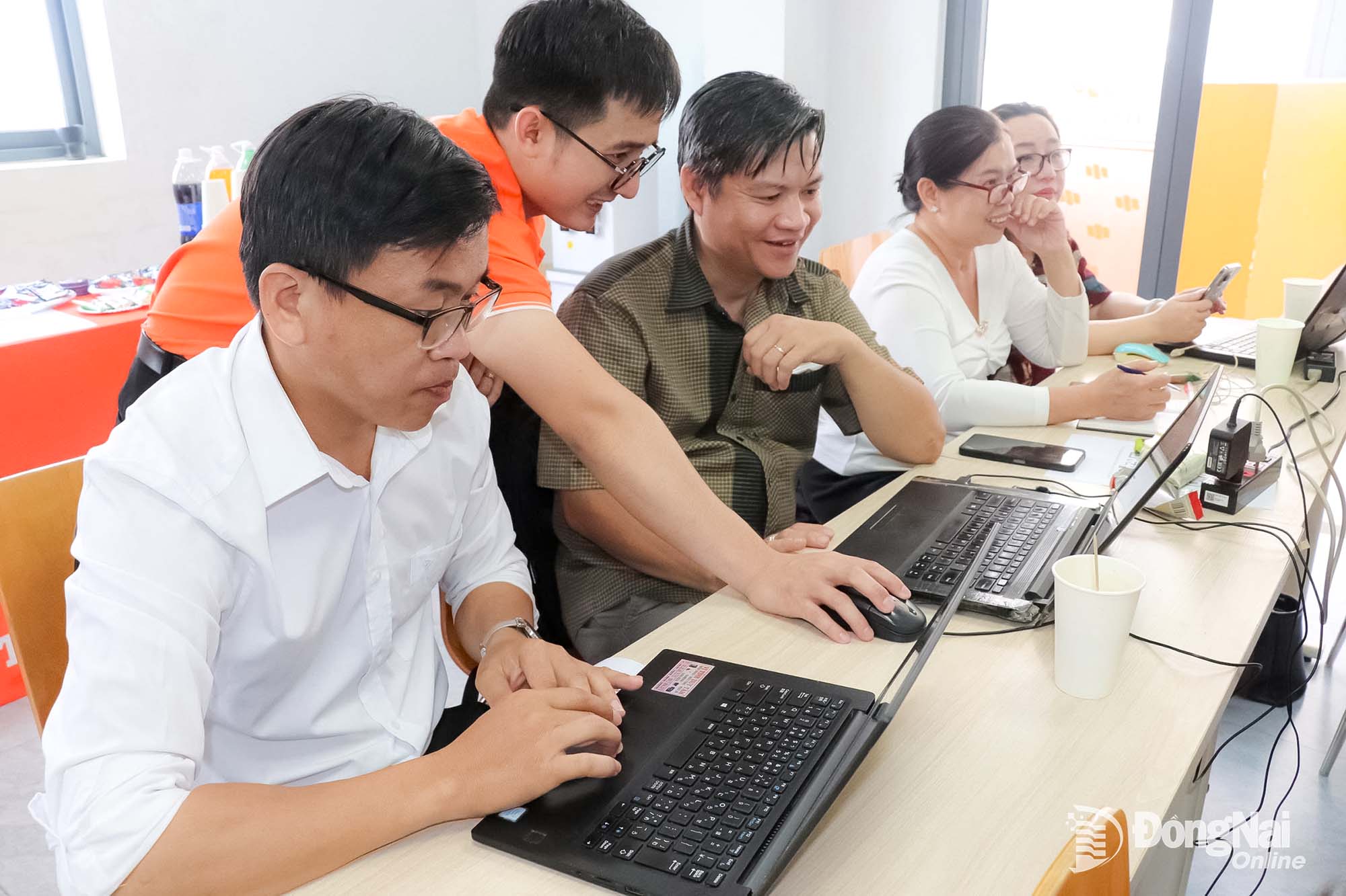 Giáo viên  các trường học trên  địa bàn thành phố  tham gia một lớp  tập huấn về ứng dụng  trí tuệ nhân tạo.