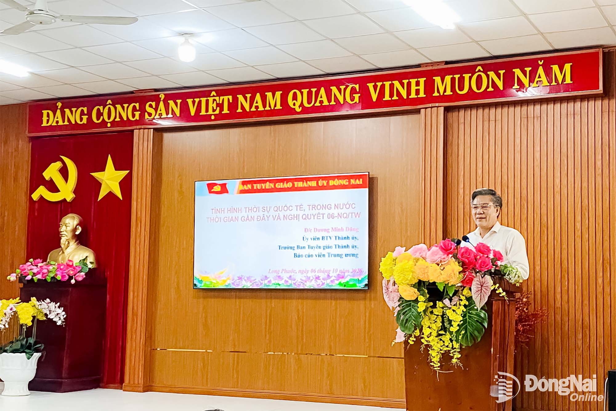 Đồng chí Dương Minh Dũng, Ủy viên Ban Thường vụ Thành ủy, Trưởng ban Tuyên giáo Thành ủy, Báo cáo viên Trung ương truyền đạt chuyên đề tại hội nghị. Ảnh: Lê Sơn