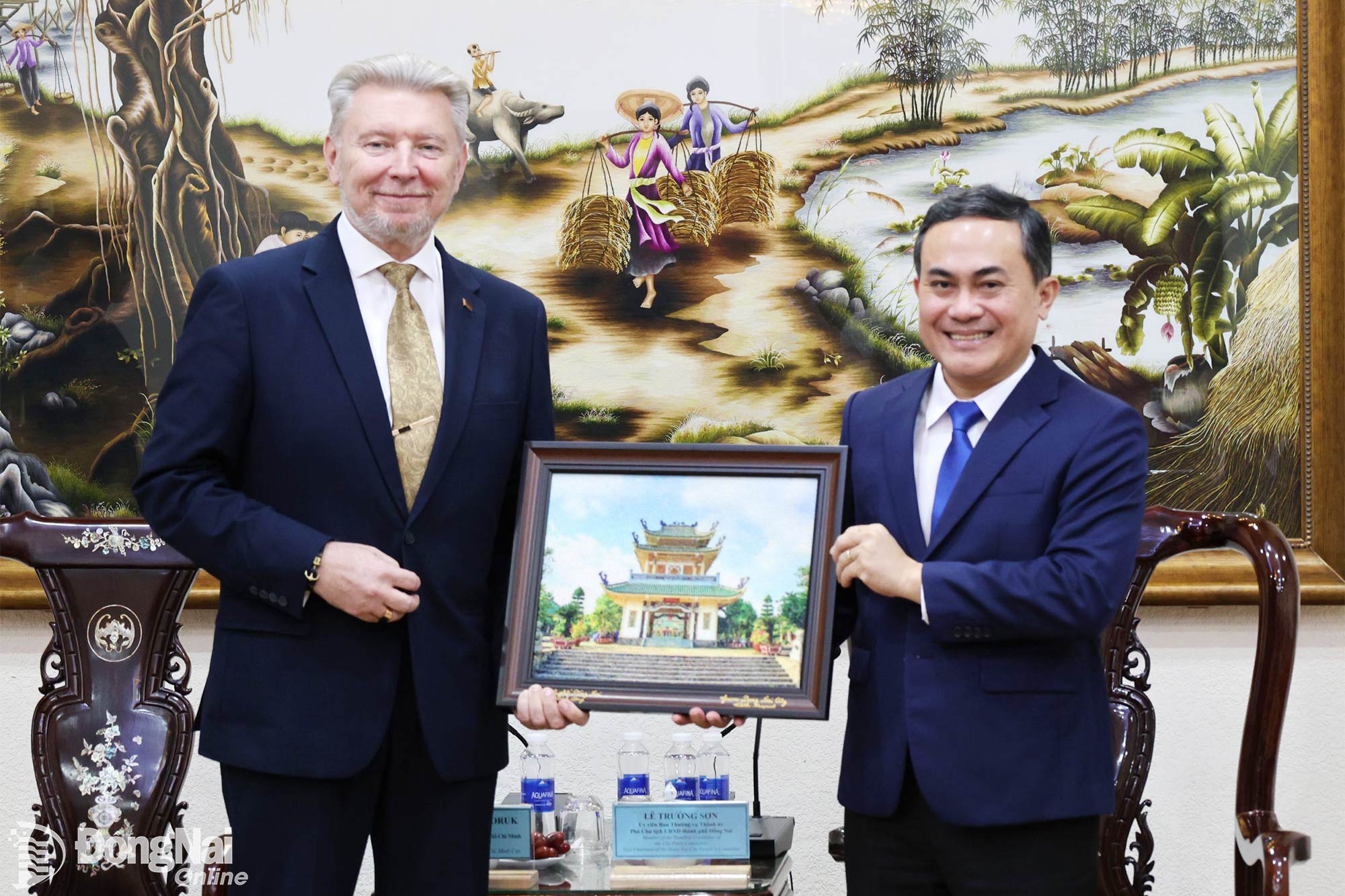 Ủy viên Ban Thường vụ Thành ủy, Phó Chủ tịch UBND thành phố Đồng Nai Lê Trường Sơn tặng quà lưu niệm Tổng Lãnh sự Belarus tại Thành phố Hồ Chí Minh sau buổi làm việc. Ảnh: Ngọc Liên