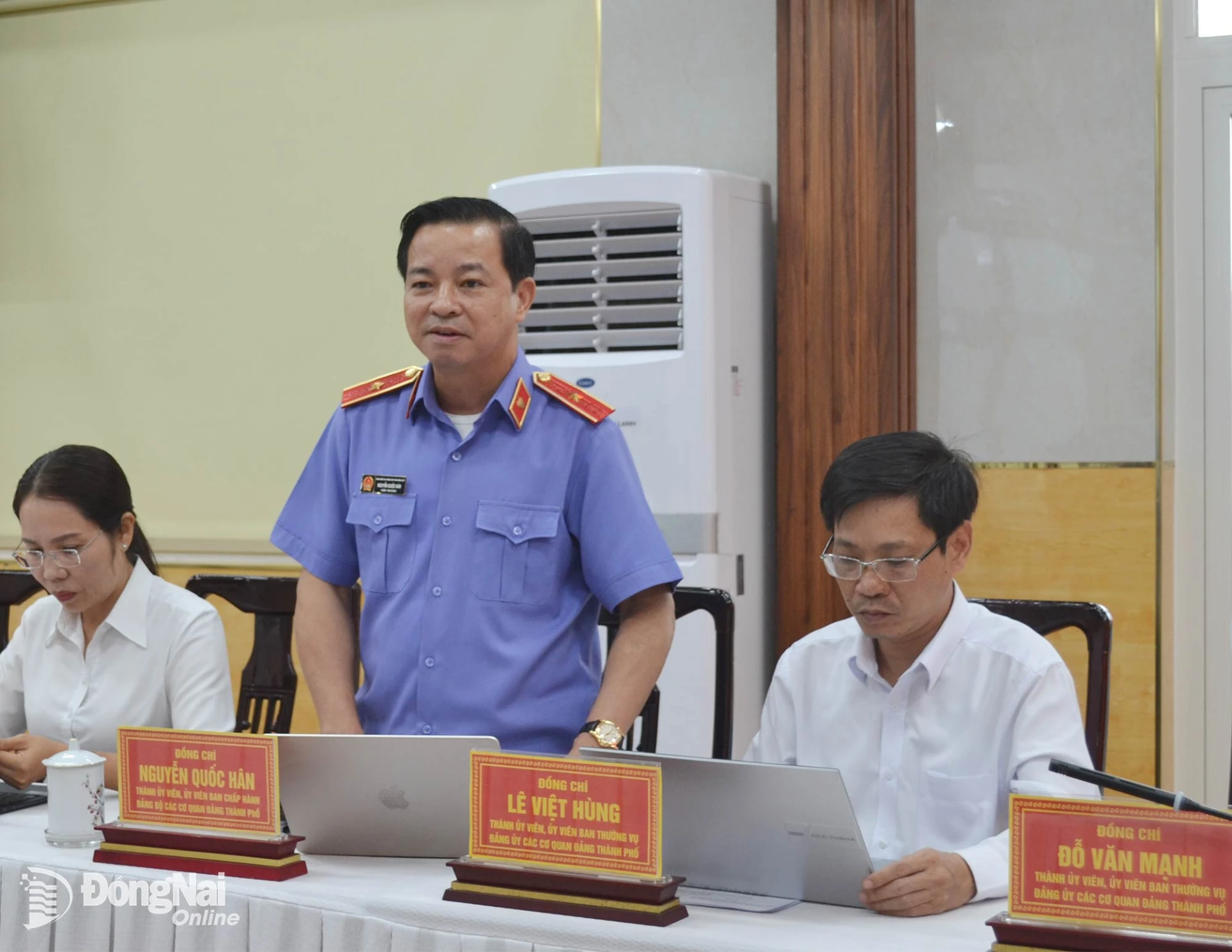 Thành ủy viên, Bí thư Đảng ủy, Viện trưởng Viện Kiểm sát nhân dân thành phố Đồng Nai Nguyễn Quốc Hân thảo luận tại hội nghị. Ảnh: Phương Hằng