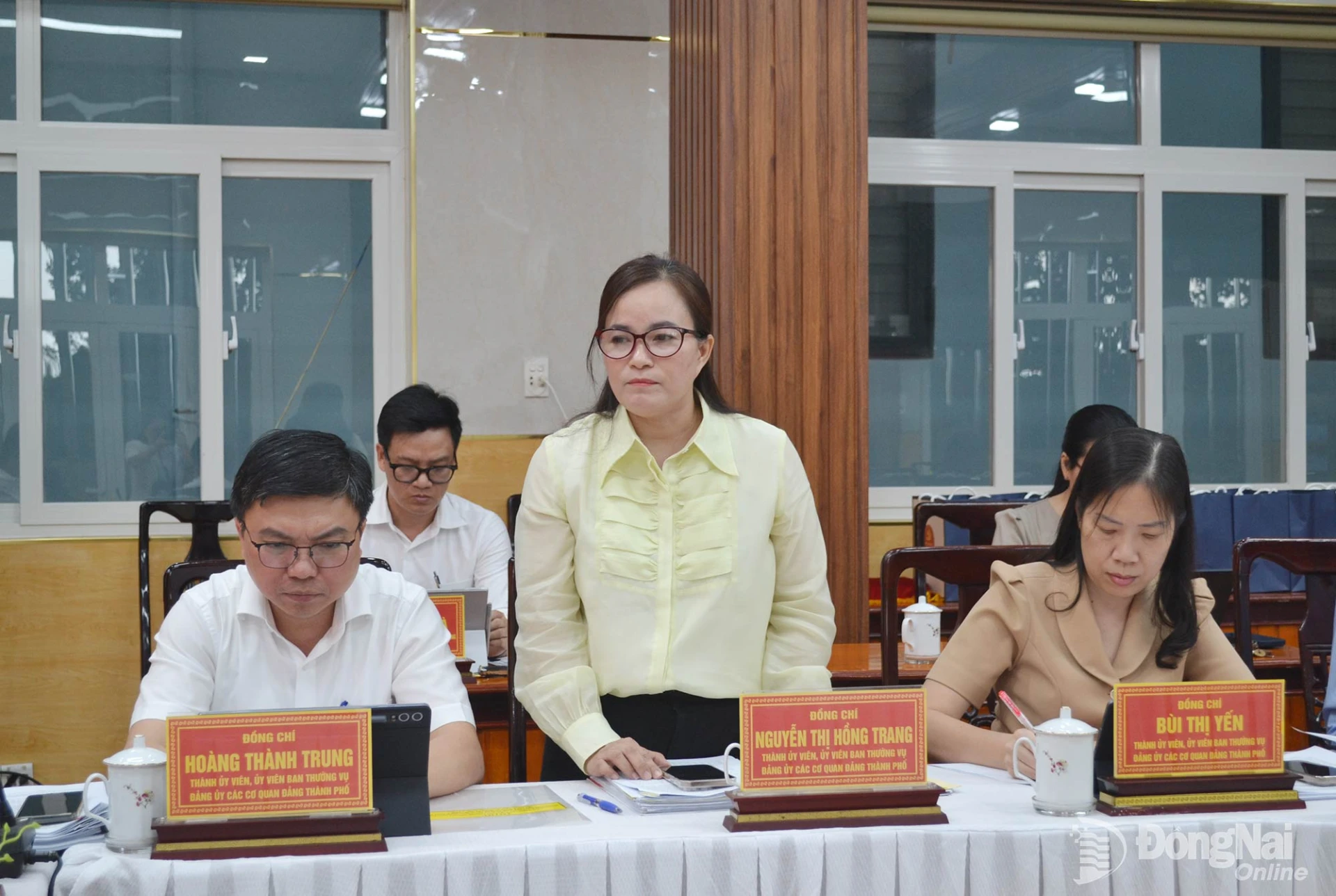 Thành ủy viên, Phó Trưởng ban Thường trực Ban Tuyên giáo Thành ủy Nguyễn Thị Hồng Trang thảo luận tại hội nghị. Ảnh: Phương Hằng.  