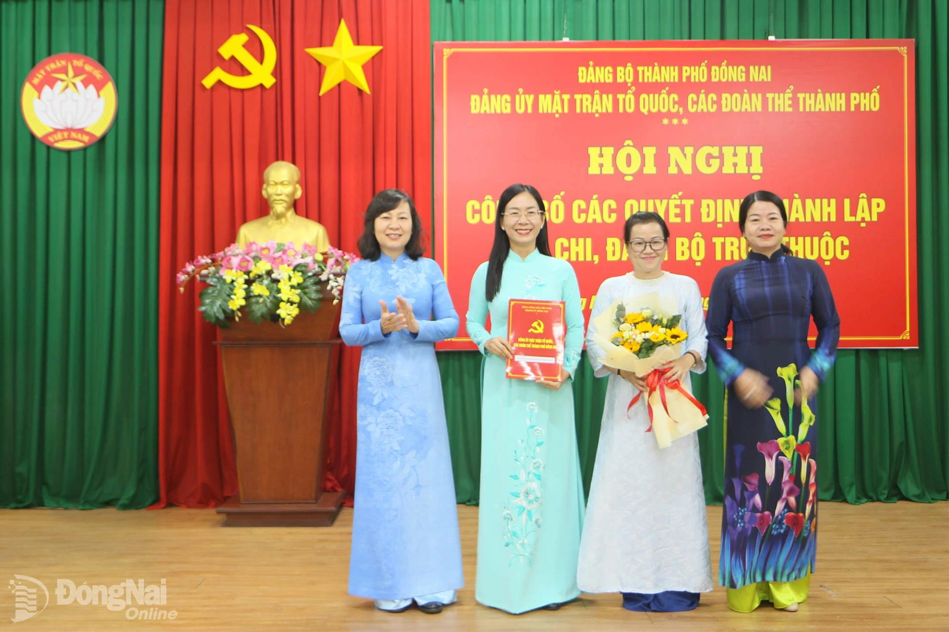 Phó Bí thư Thành ủy, Bí thư Đảng ủy MTTQ, các đoàn thể thành phố, Chủ tịch Ủy ban MTTQ Việt Nam thành phố Huỳnh Thị Hằng và Phó Chủ tịch Ủy ban MTTQ Việt Nam thành phố Lưu Thị Hà trao quyết định thành lập Chi bộ Hội Liên hiệp Phụ nữ thành phố. Ảnh: Văn Truyên