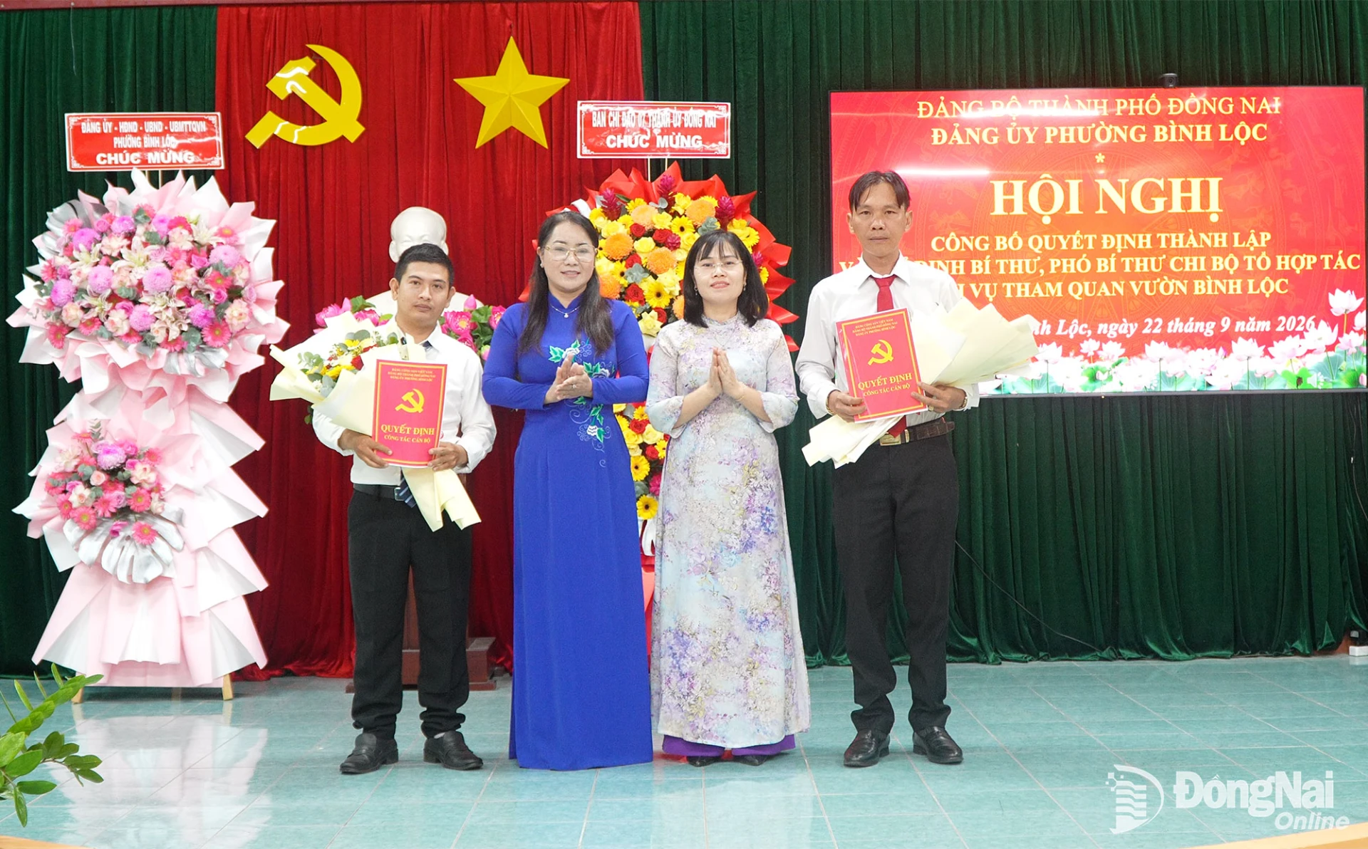 Đại diện Ban Tổ chức Thành ủy và Thường trực Đảng ủy phường Bình Lộc chúc mừng thành lập Chi bộ Tổ hợp tác dịch vụ tham quan vườn Bình Lộc, thuộc Đảng bộ phường Bình Lộc. Ảnh: ĐVCC