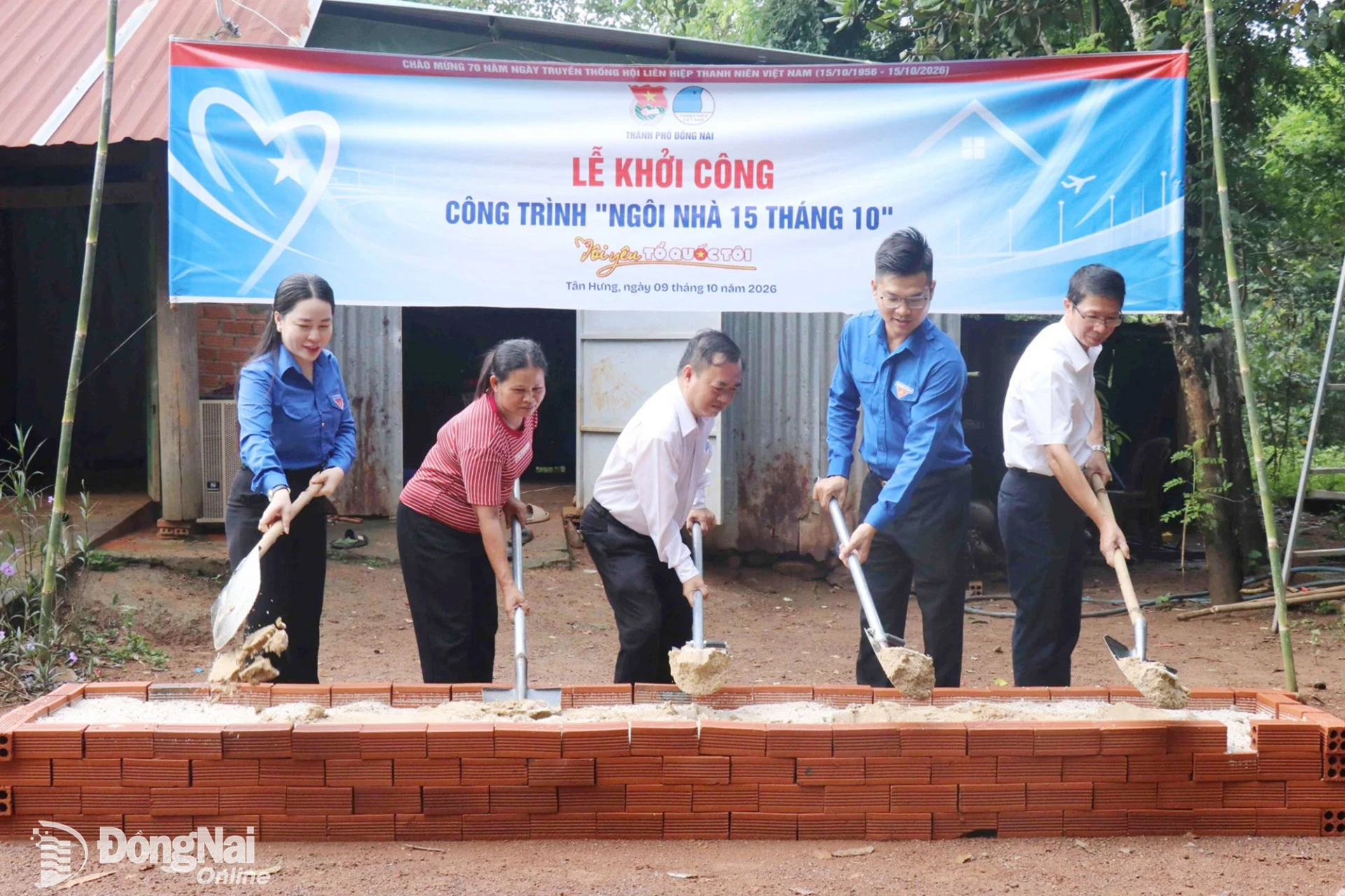 Các đại biểu thực hiện nghi thức khởi công xây nhà bà Thị Bé (áo đỏ) ở xã Tân Hưng. Ảnh: Ngọc Huyền