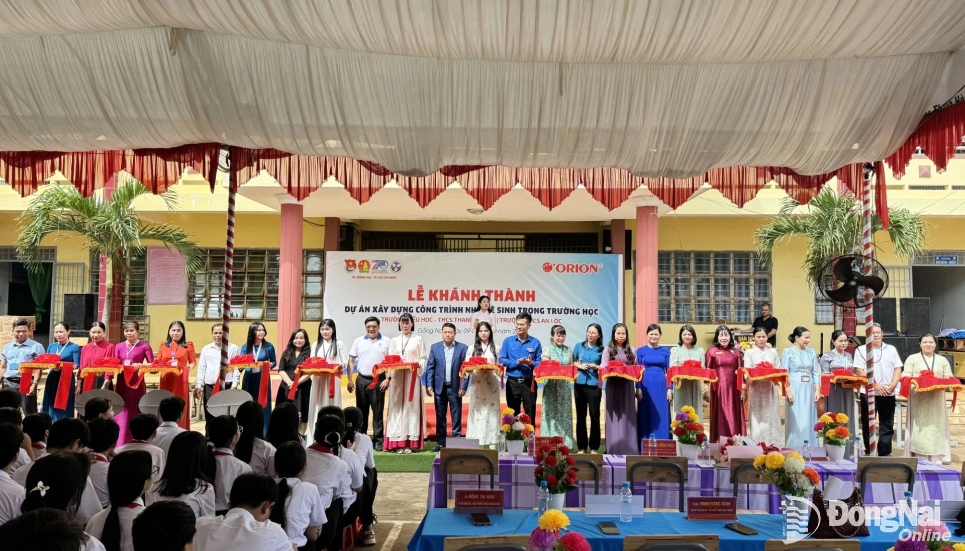 Lãnh đạo Thành đoàn, Hội LHTN Việt Nam thành phố Đồng Nai cùng lãnh đạo địa phương, trường học, các đơn vị đồng hành cắt băng khánh thành Dự án xây dựng công trình nhà vệ sinh trường học. Ảnh: Ngọc Thuận