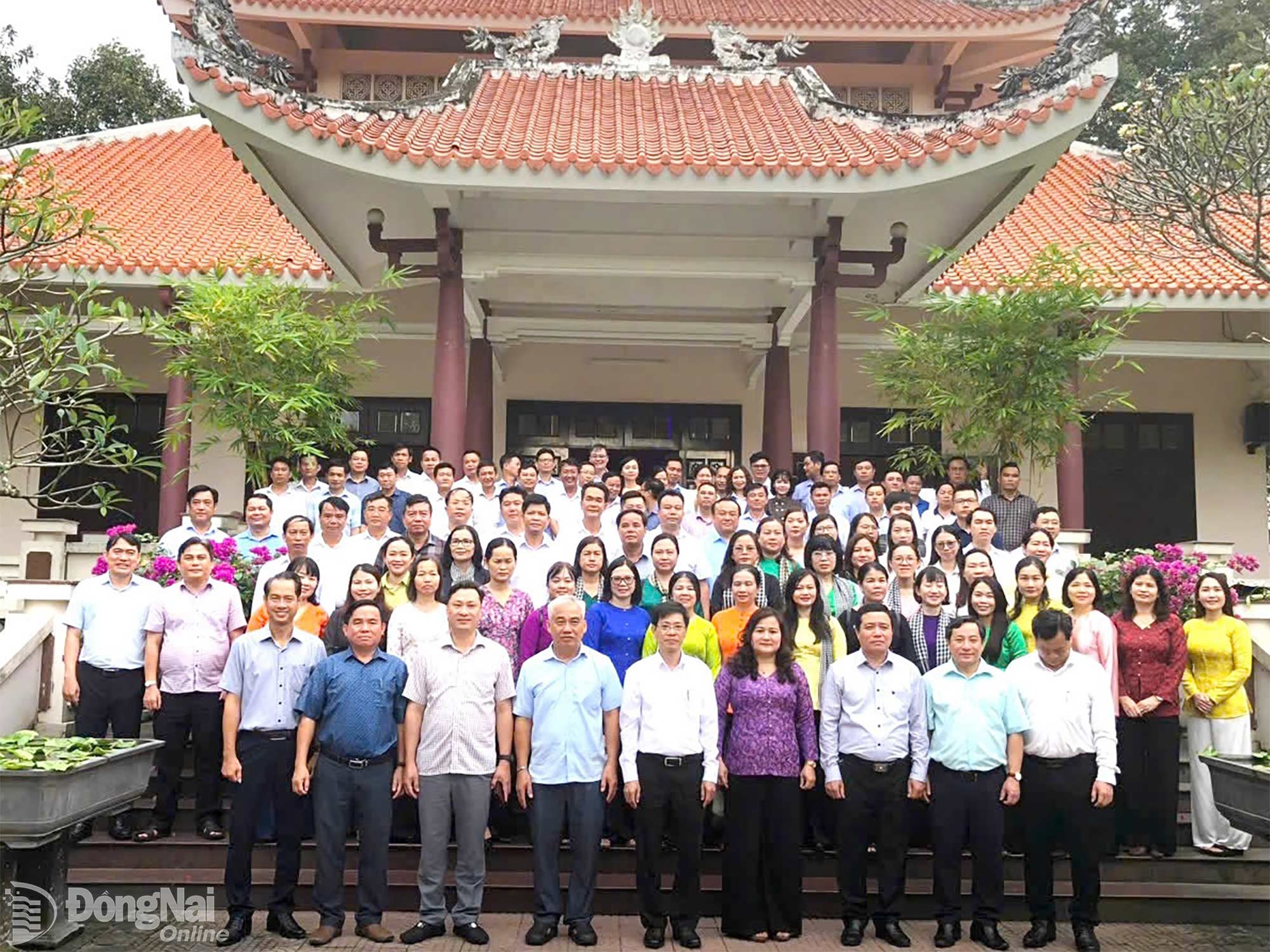 Đại biểu dự chương trình về nguồn chụp hình tại Đền thờ liệt sĩ Nhơn Trạch. Ảnh: Đoàn Mai
