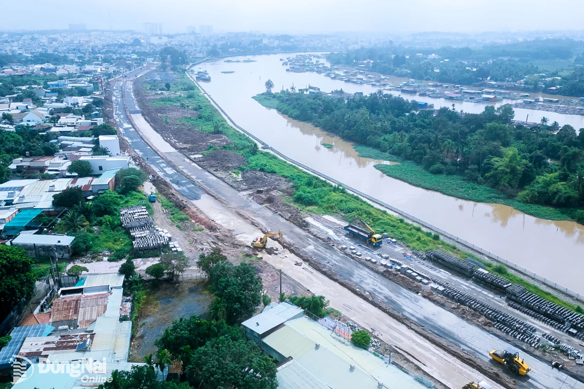 Dự án đường ven sông Cái đoạn từ đường Hà Huy Giáp đến đường Trần Quốc Toản có chiều dài gần 4,6km, rộng 32m, tổng mức đầu tư gần 574 tỷ đồng. Đây là một trong những công trình giao thông trọng điểm ở khu vực trung tâm thành phố Đồng Nai. Ảnh: Xuân Lượng