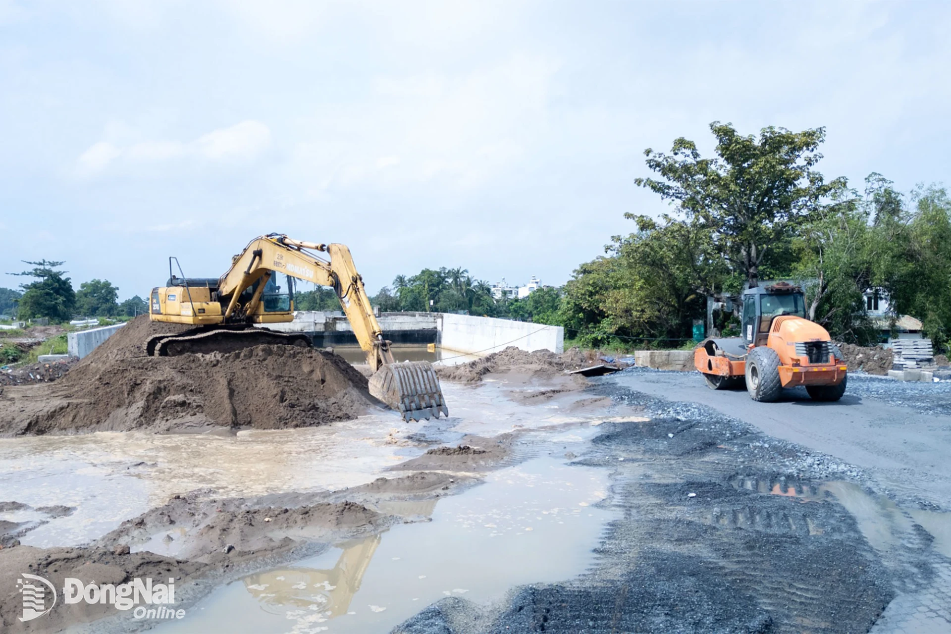 Những đợt mưa lớn kéo dài cùng triều cường khiến nhiều đoạn đường sình lầy, ảnh hưởng đến việc vận chuyển vật liệu, san lấp và thi công. Ảnh: Xuân Lượng