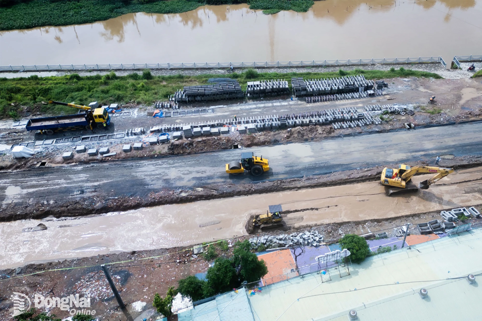 Trên công trường, nhiều mũi thi công được triển khai cùng lúc. Riêng gói thầu số 28, nhà thầu tổ chức 4 mũi thi công, tranh thủ những thời điểm thời tiết thuận lợi để bù tiến độ. Ảnh: Xuân Lượng 