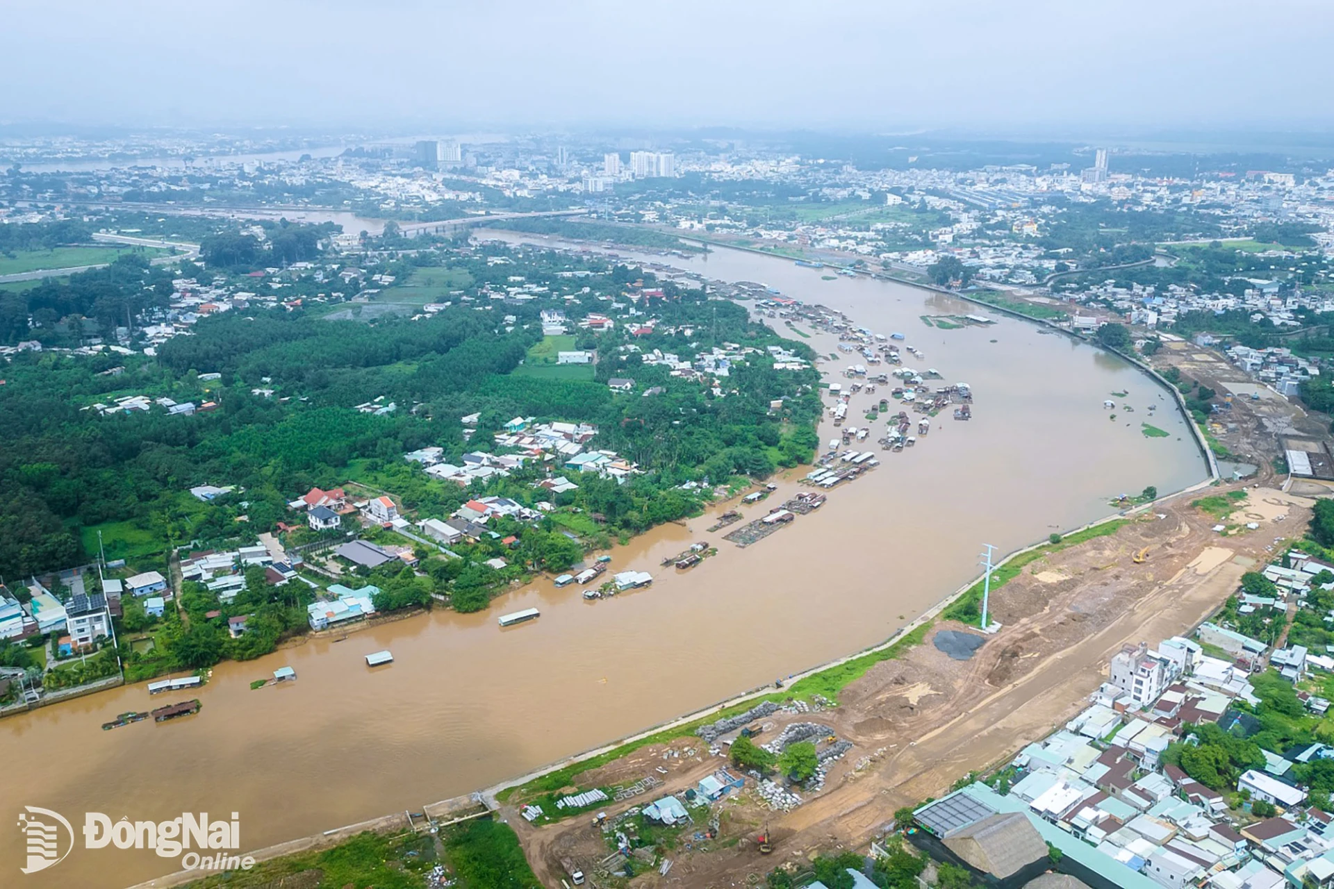 Khi hoàn thành, đường ven sông Cái sẽ hình thành thêm một trục giao thông mới ở khu vực trung tâm, vừa hoàn thiện hạ tầng đô thị, vừa tạo không gian cảnh quan ven sông và thêm động lực phát triển kinh tế - xã hội cho thành phố Đồng Nai. Ảnh: Xuân Lượng