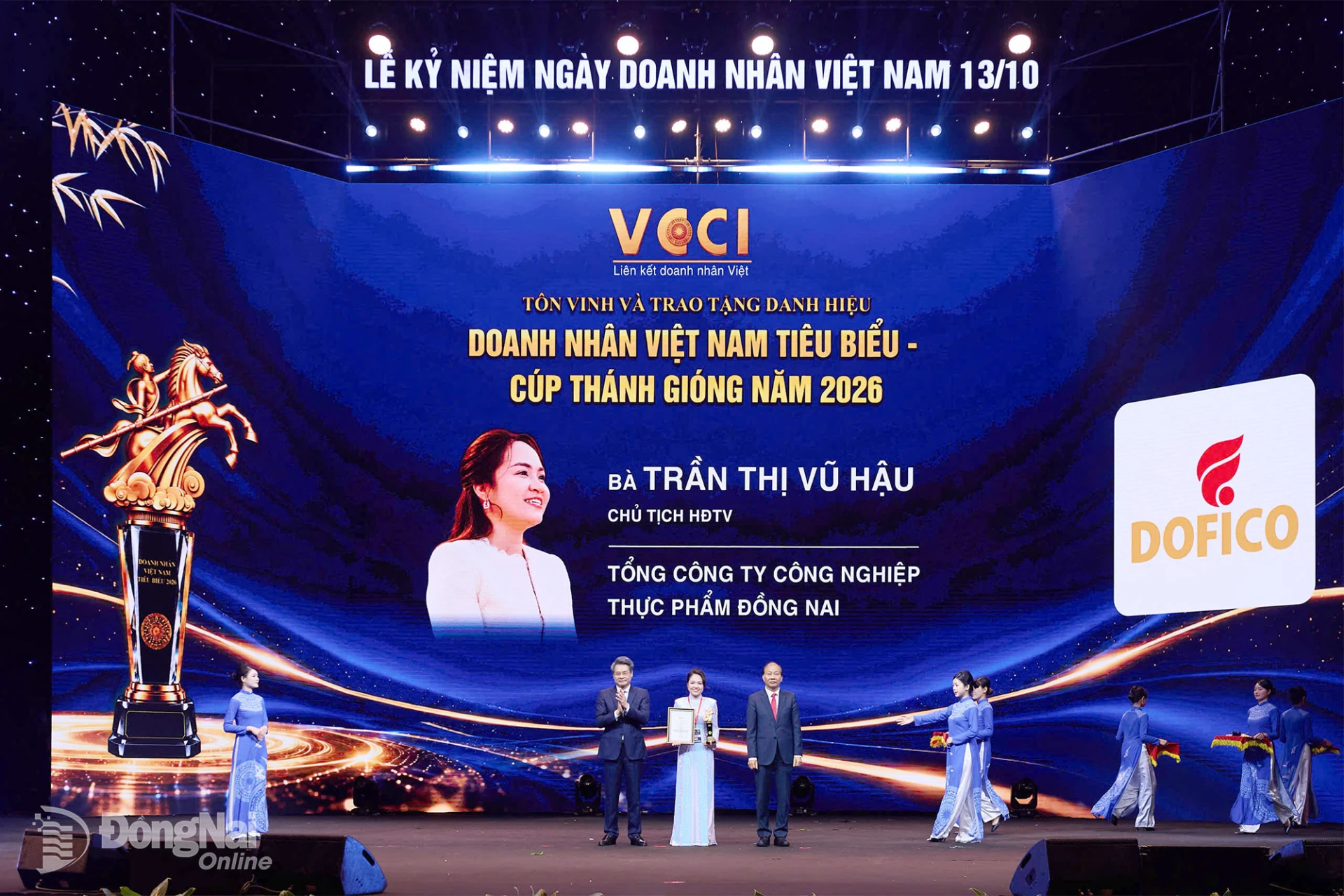 Doanh nhân Trần Thị Vũ Hậu, Chủ tịch Hội đồng thành viên Tổng công ty Công nghiệp thực phẩm Đồng Nai (DOFICO) nhận Cúp Thánh Gióng năm 2026 của Liên đoàn Thương mại và Công nghiệp Việt Nam (VCCI).