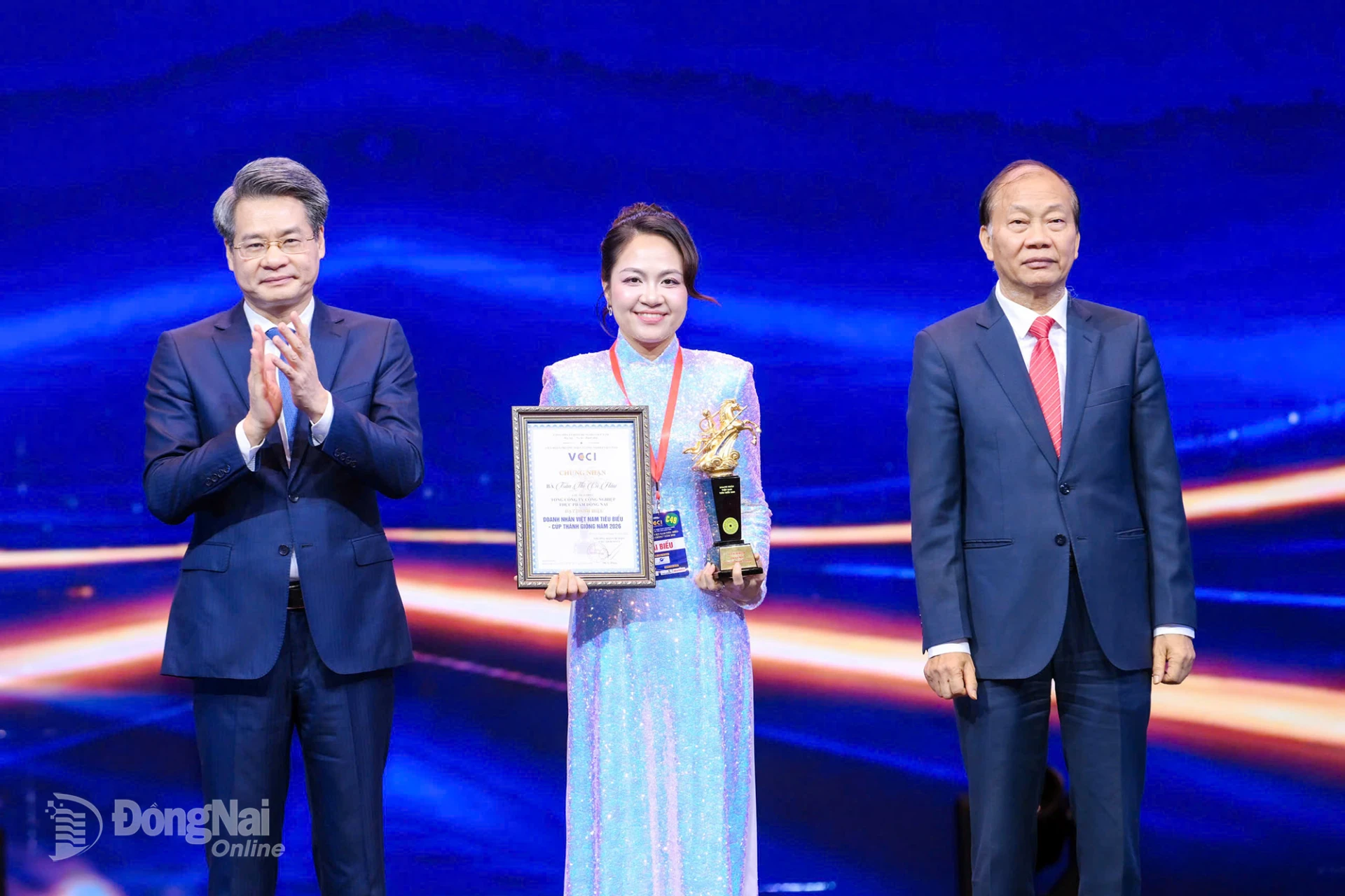 Doanh nhân Trần Thị Vũ Hậu, Chủ tịch Hội đồng thành viên Tổng công ty Công nghiệp thực phẩm Đồng Nai (DOFICO) nhận Cúp Thánh Gióng năm 2026 của Liên đoàn Thương mại và Công nghiệp Việt Nam (VCCI).