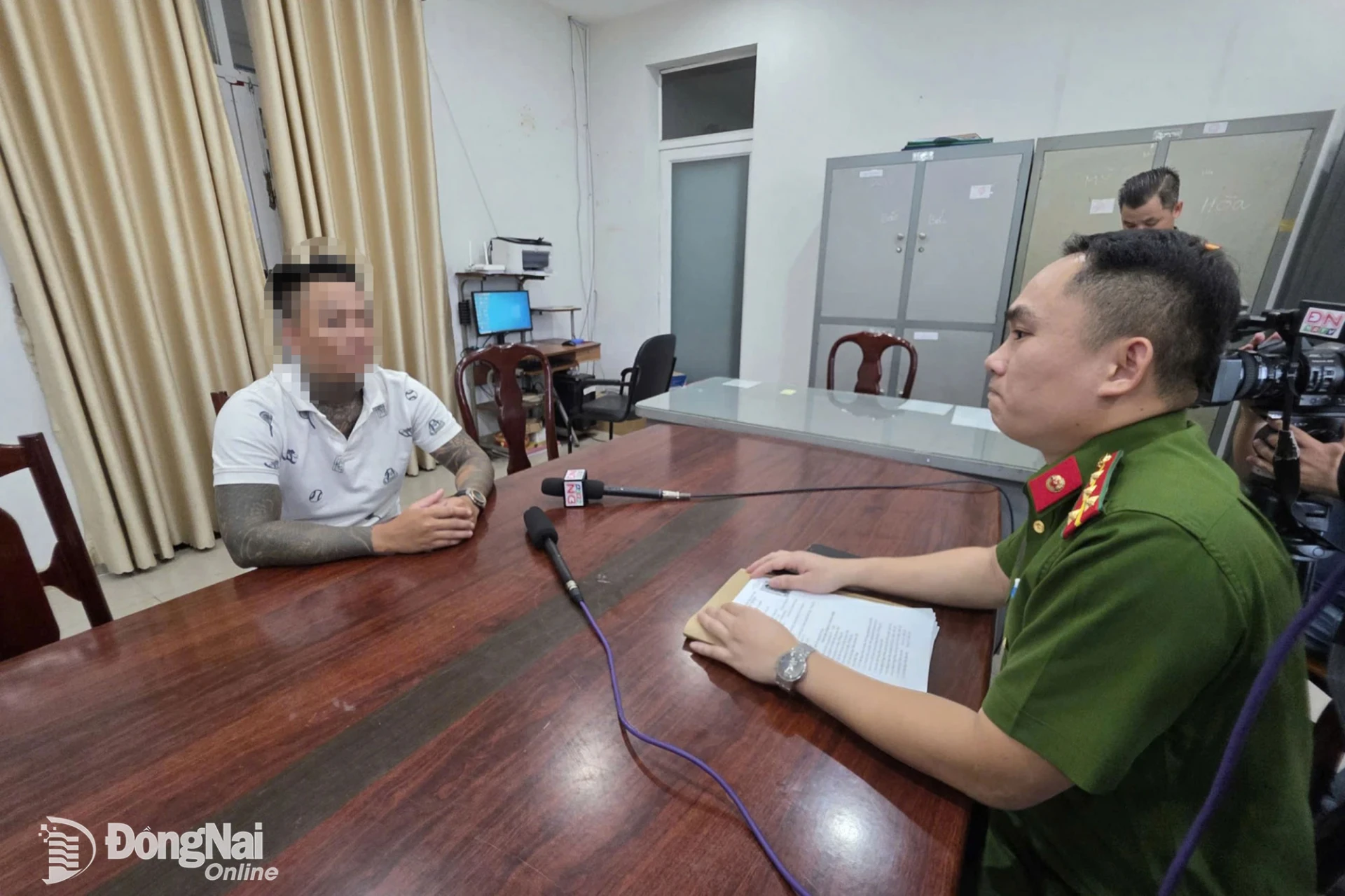 Cán bộ công an làm việc với một số đối tượng cầm đầu. Ảnh: Trần Danh   