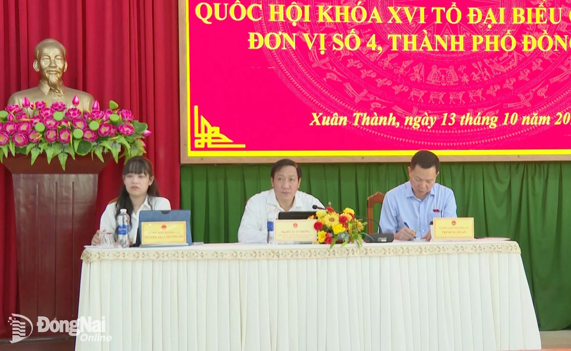 Các đại biểu Quốc hội lắng nghe ý kiến phản ánh của cử tri tại buổi tiếp xúc. Ảnh: Văn Đoàn  