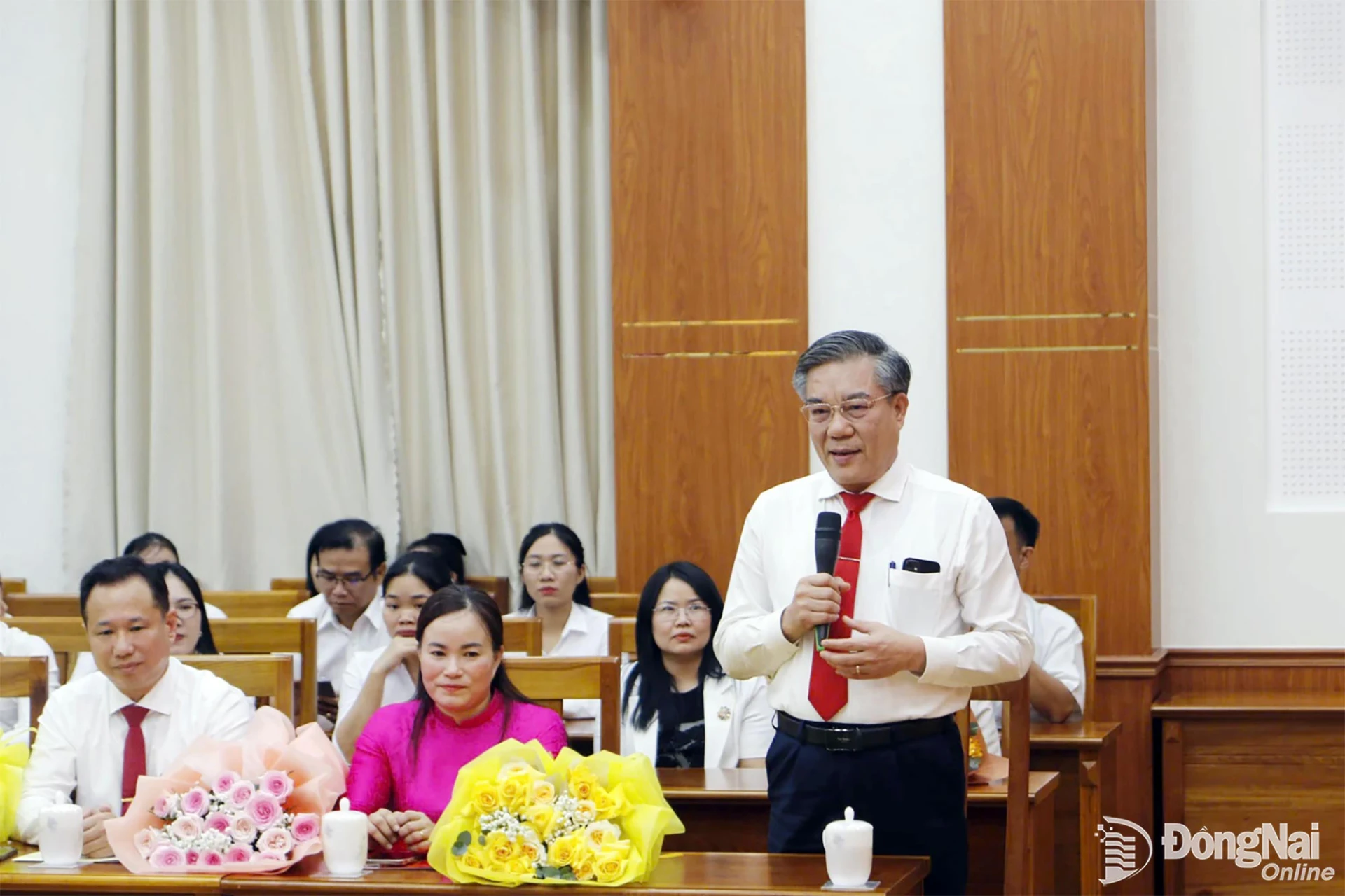 Ủy viên Ban Thường vụ Thành ủy, Trưởng ban Tuyên giáo Thành ủy Dương Minh Dũng, đại diện đơn vị có cán bộ nhận quyết định về công tác cán bộ phát biểu tại hội nghị. Ảnh: Văn Truyên