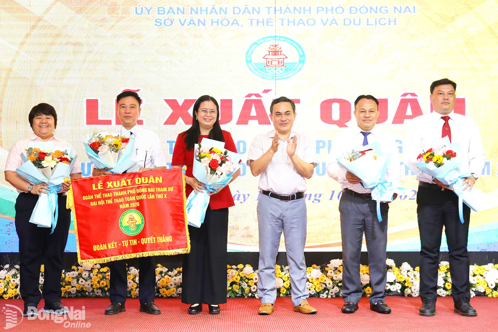 Ủy viên Ban Thường vụ Thành ủy, Phó Chủ tịch UBND thành phố Lê Trường Sơn (thứ 3 từ phải qua) trao cờ xuất quân cho lãnh đạo Đoàn Thể thao thành phố Đồng Nai tham dự Đại hội Thể thao toàn quốc lần thứ X năm 2026. Ảnh: Huy Anh