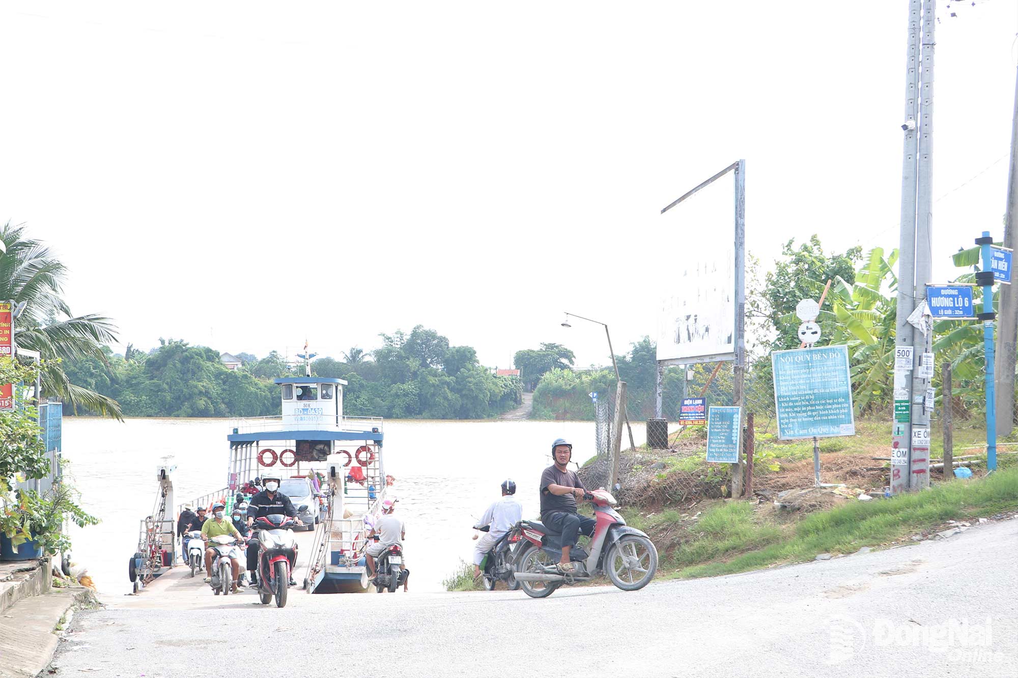 Đoạn cuối tuyến Hương lộ 6 kết nối với bến phà Bà Miêu - vị trí dự kiến xây dựng cầu Tân Hiền, phía bờ thành phố Đồng Nai. Ảnh: Phạm Tùng