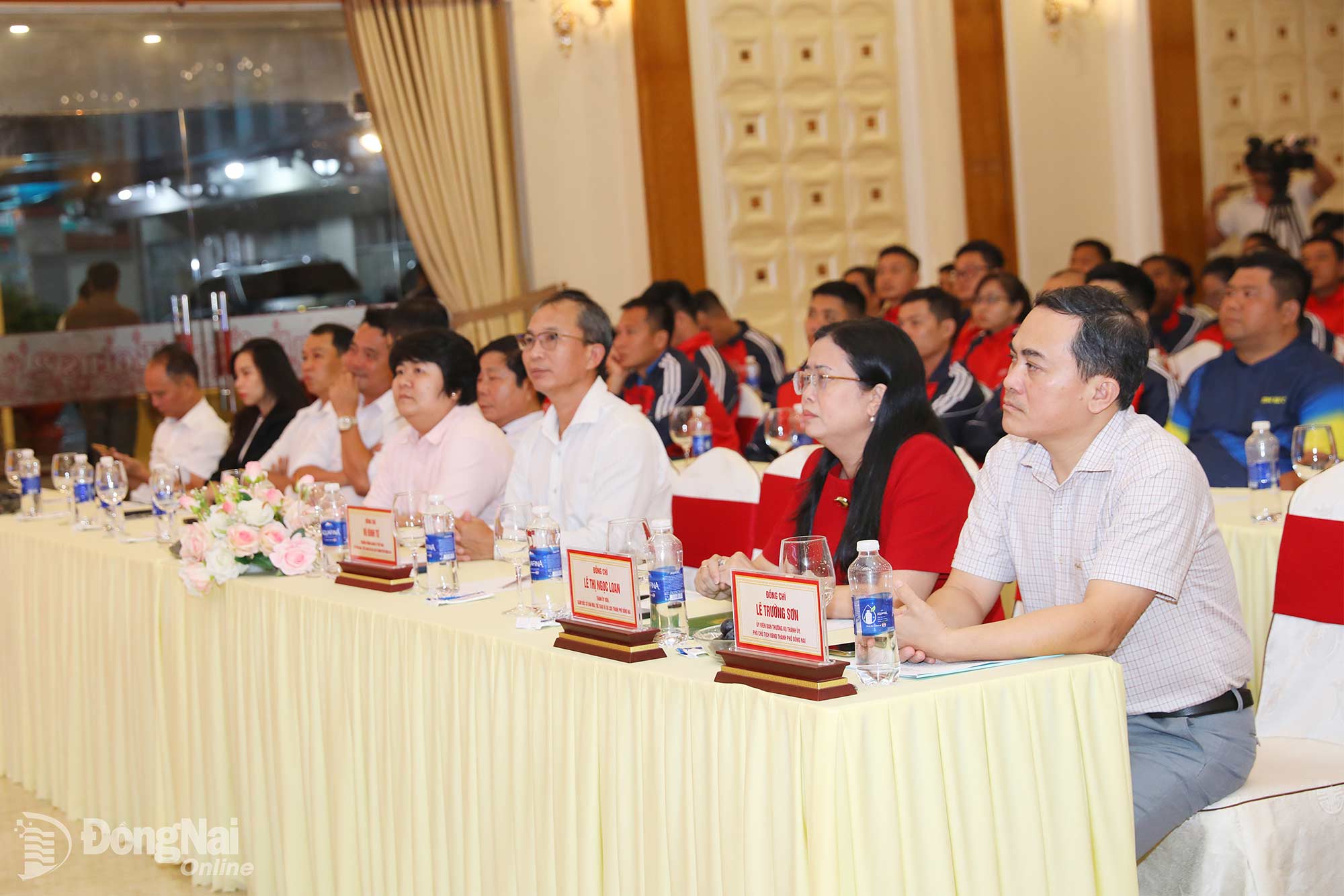 Ủy viên Ban Thường vụ Thành ủy, Phó Chủ tịch UBND thành phố Lê Trường Sơn và các đại biểu tham dự lễ xuất quân. Ảnh: Huy Anh