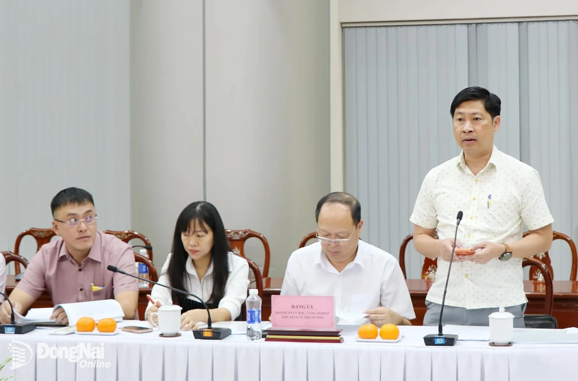 Phó Trưởng ban phụ trách Ban Quản lý các Khu công nghiệp, Khu kinh tế Phạm Việt Phương trình bày kết quả hoạt động của đơn vị. Ảnh: Vương Thế