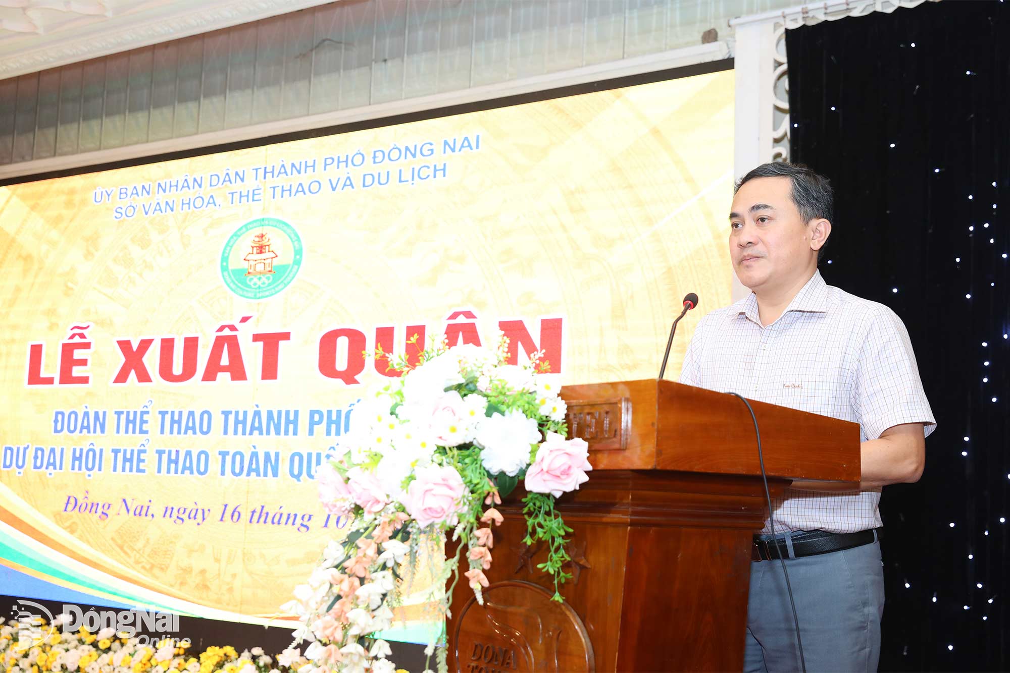 Ủy viên Ban Thường vụ Thành ủy, Phó Chủ tịch UBND thành phố Lê Trường Sơn phát biểu tại lễ xuất quân. Ảnh: Huy Anh