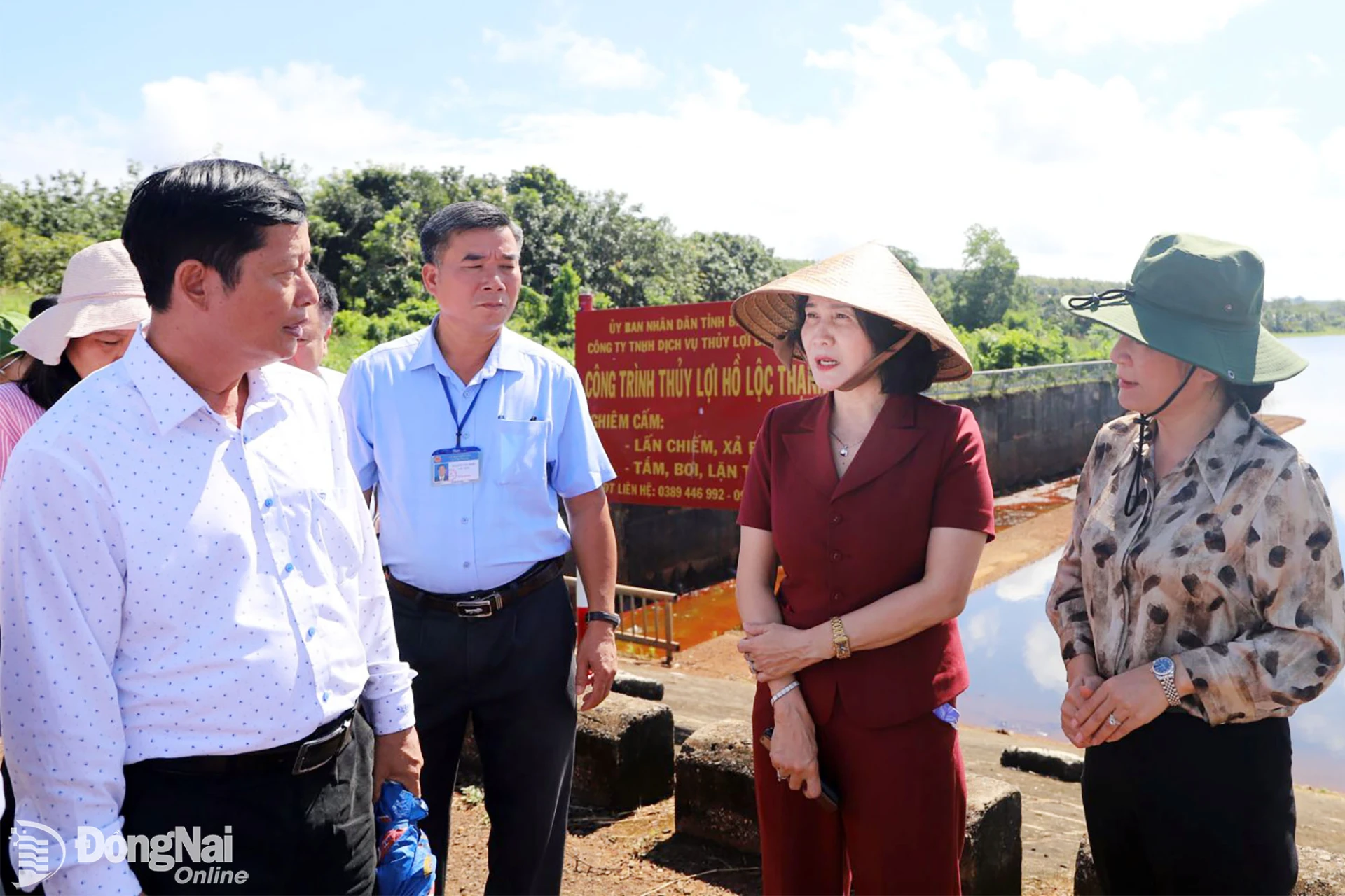 Thành ủy viên, Phó Chủ tịch UBND thành phố Đồng Nai Nguyễn Thị Cát Tiên khảo sát các công trình thủy lợi tại xã Lộc Thạnh. Ảnh: B.Nguyên