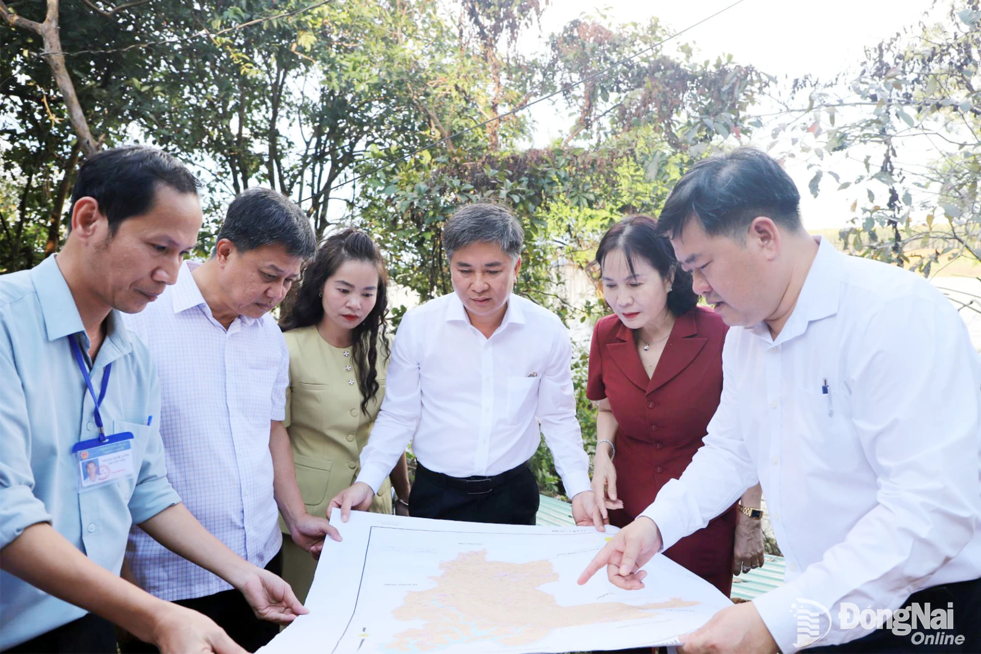 Thành ủy viên, Phó Chủ tịch UBND thành phố Đồng Nai Nguyễn Thị Cát Tiên khảo sát các công trình thủy lợi tại xã Phú Trung. Ảnh: B.Nguyên