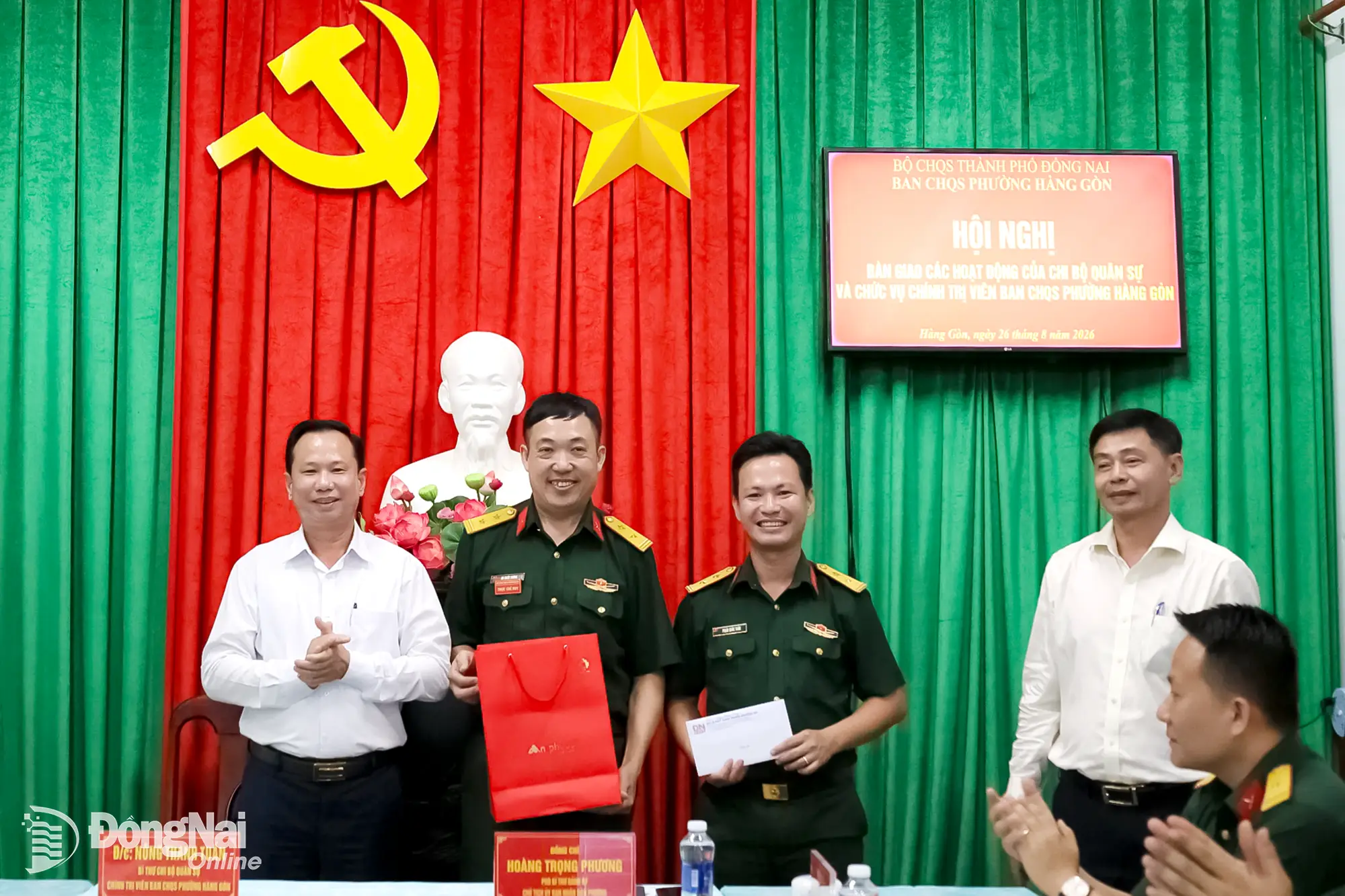 Đồng chí Nông Thanh Tuấn, Phó Giám đốc phụ trách Báo và Phát thanh, Truyền hình Đồng Nai tặng quà chúc mừng Trung tá An Quốc Vương. Ảnh: Nguyệt Hà