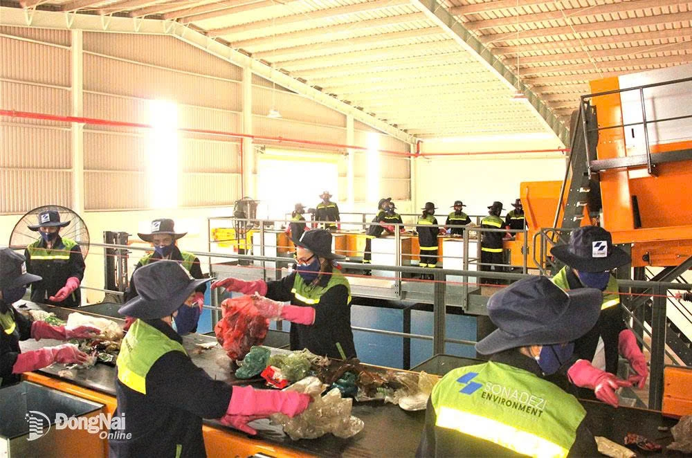 Xử lý rác thải sinh hoạt tại Khu xử lý Vĩnh Tân của Công ty CP Môi trường Sonadezi. Ảnh minh hoạ: Hoàng Lộc