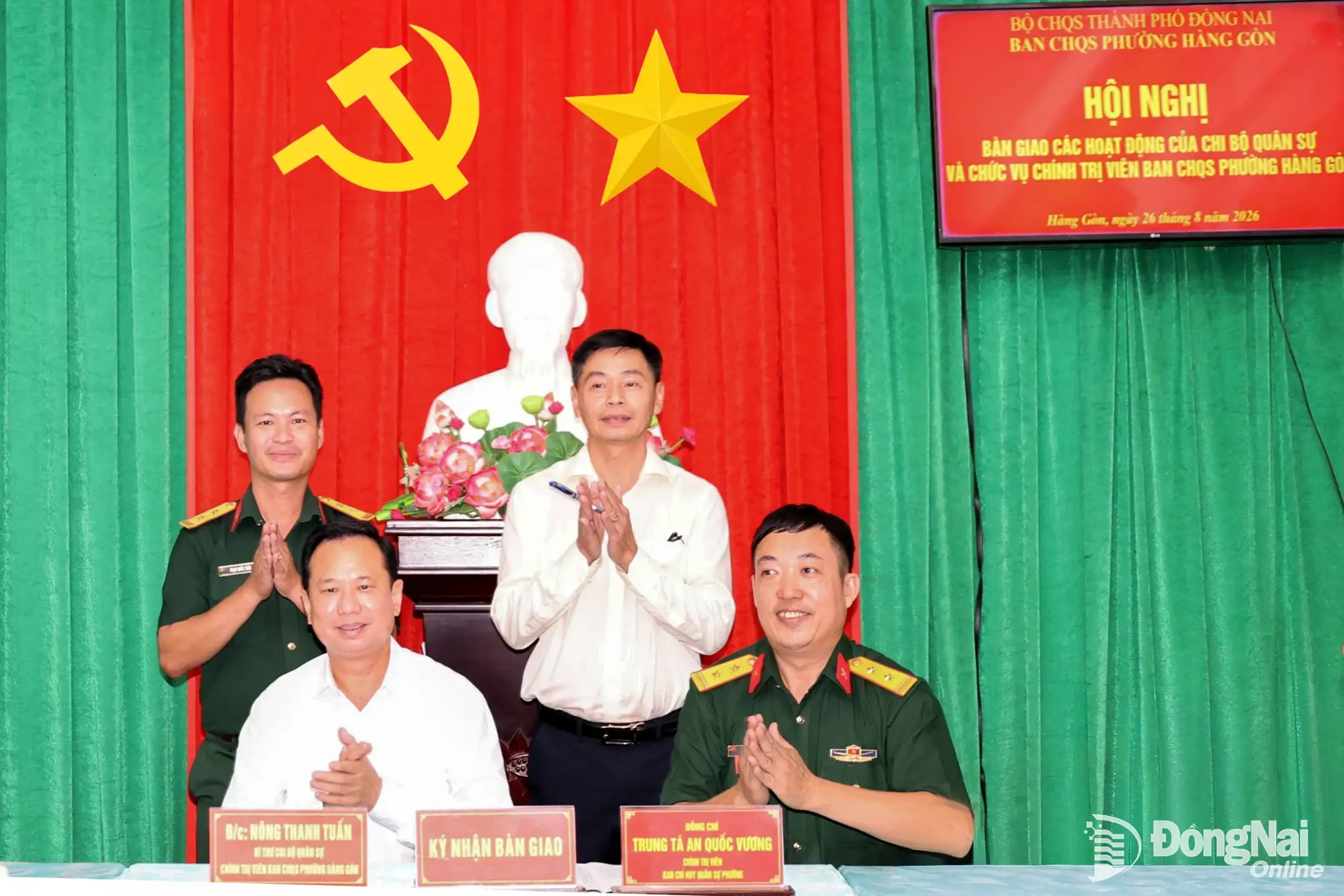 Đồng chí Nông Thanh Tuấn và Trung tá An Quốc Vương ký biên bản bàn giao Chính trị viên Ban Chỉ huy Quân sự phường Hàng Gòn. Ảnh: Nguyệt Hà