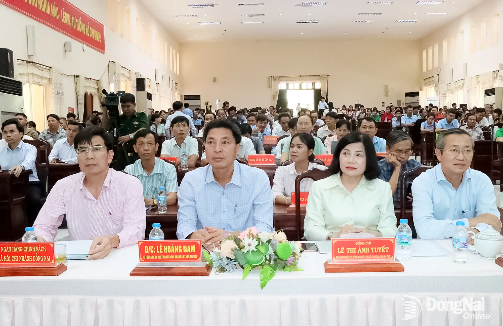 Thành ủy viên, Phó Chủ tịch Ủy ban MTTQ Việt Nam thành phố, Chủ tịch Hội Nông dân thành phố Cao Tiến Sỹ (bên phải) và đại biểu tham dự diễn đàn. Ảnh: Quang Minh