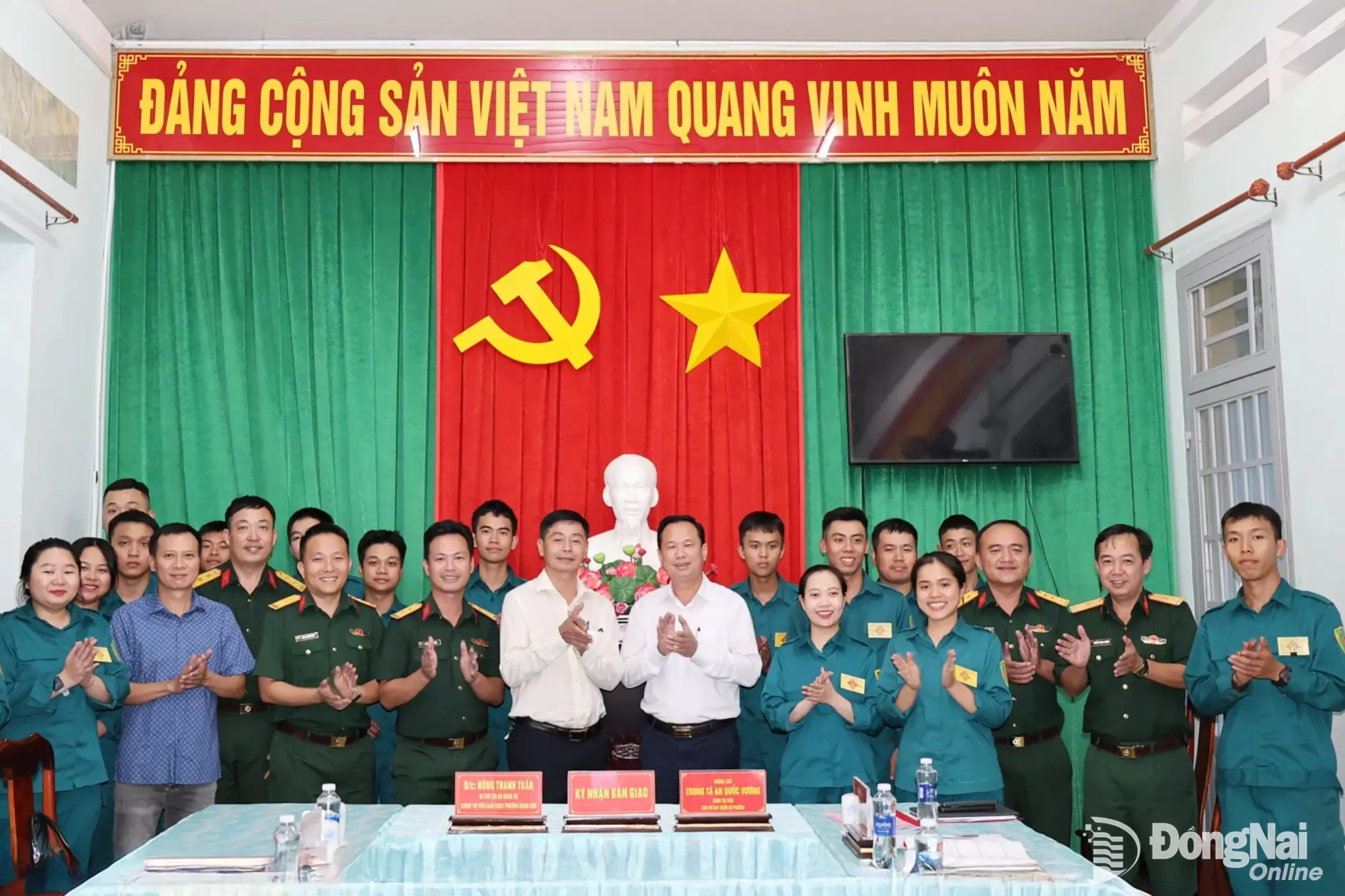 Các đại biểu chụp hình lưu niệm trong lễ bàn giao. Ảnh: Nguyệt Hà